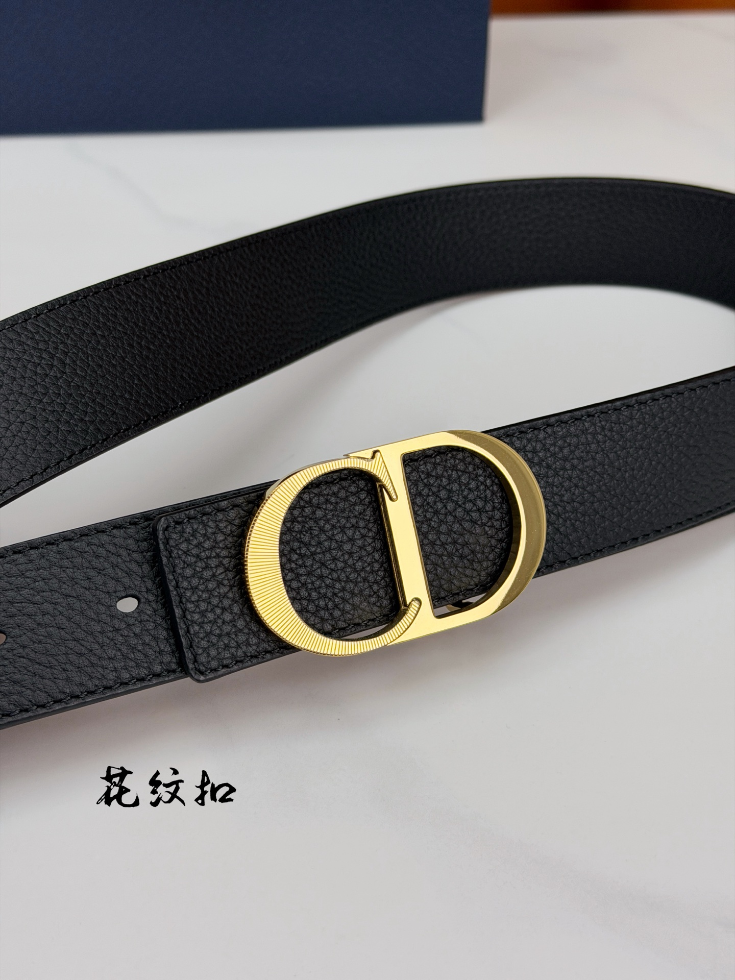 DIOR 3.5cm经典宽度，正装休闲皆宜。一面粒面一面极简纯黑，CD金属扣细节彰显品味。一带两用，从容