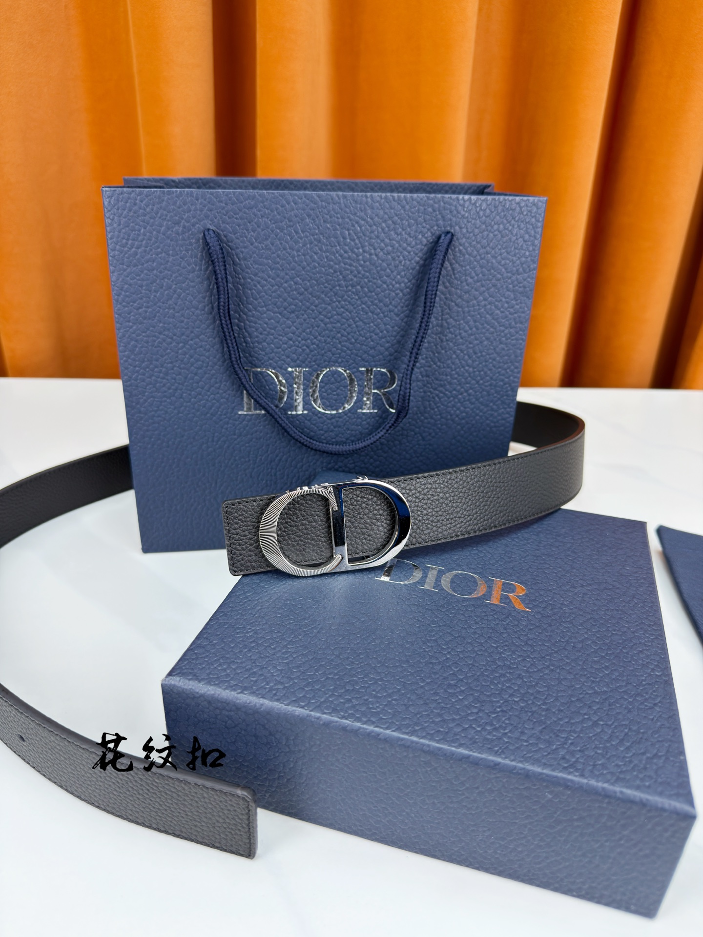 DIOR 3.5cm经典宽度，正装休闲皆宜。一面粒面一面极简纯黑，CD金属扣细节彰显品味。一带两用，从容