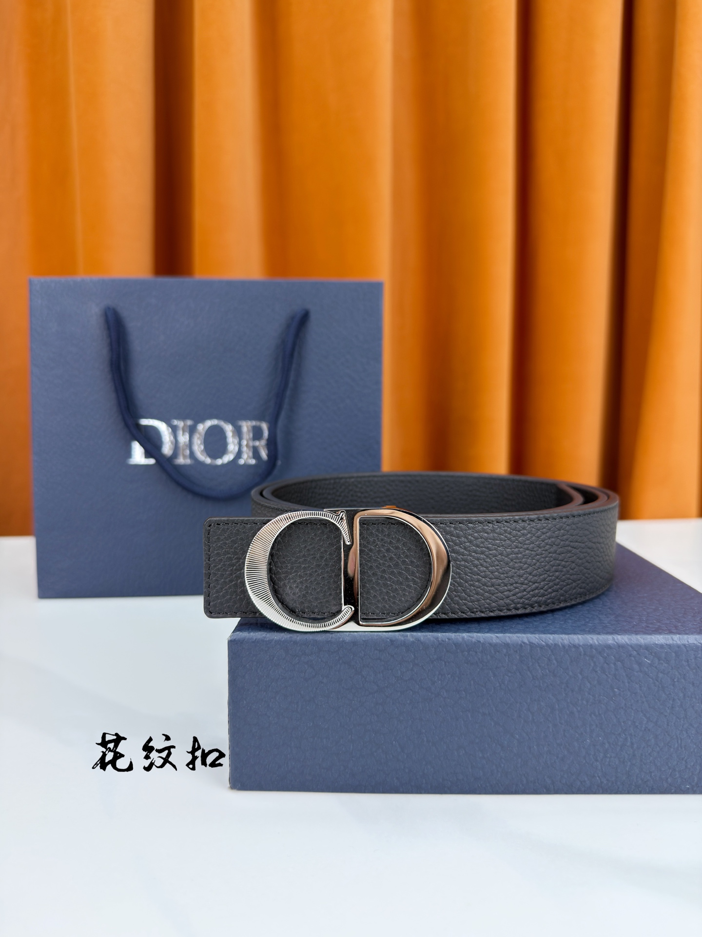 DIOR 3.5cm经典宽度，正装休闲皆宜。一面粒面一面极简纯黑，CD金属扣细节彰显品味。一带两用，从容