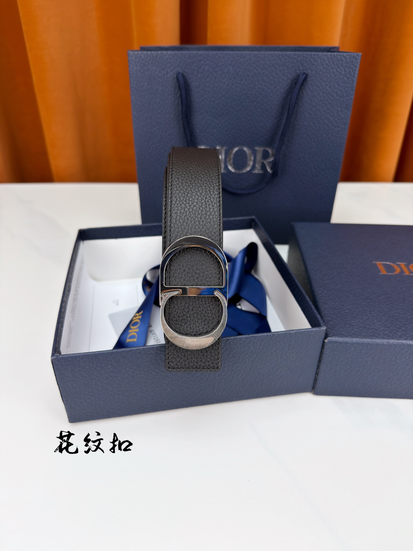 DIOR 3.5cm经典宽度，正装休闲皆宜。一面粒面一面极简纯黑，CD金属扣细节彰显品味。一带两用，从容