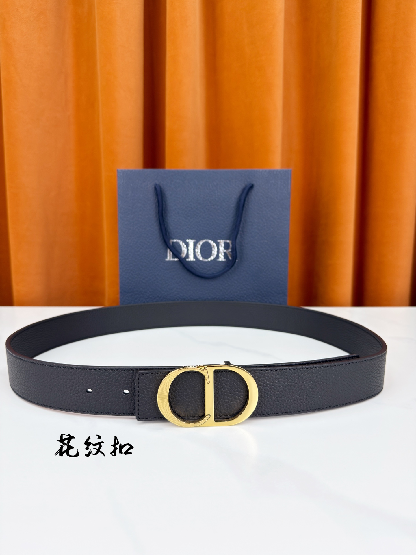 DIOR 3.5cm经典宽度，正装休闲皆宜。一面粒面一面极简纯黑，CD金属扣细节彰显品味。一带两用，从容