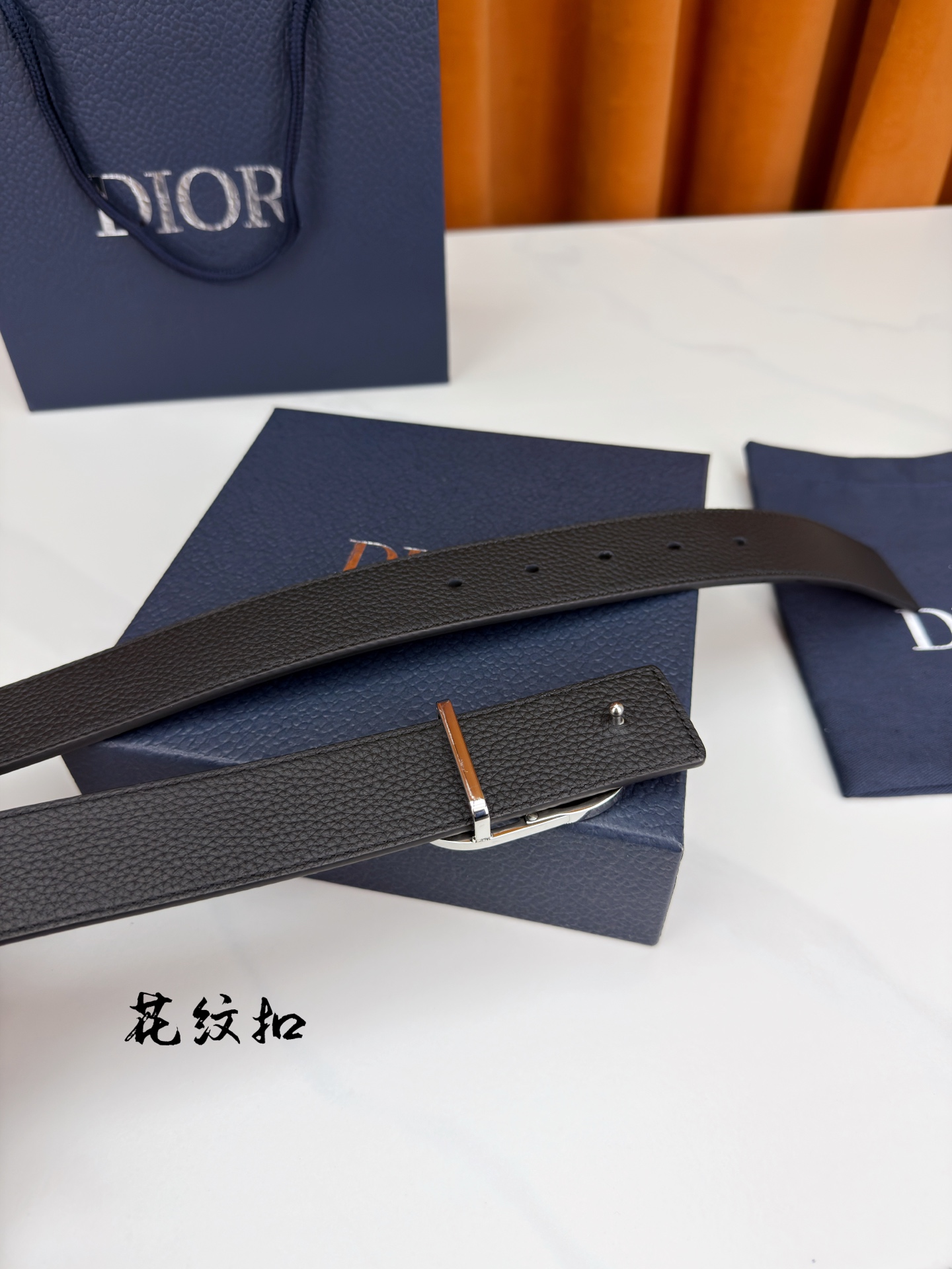 DIOR 3.5cm经典宽度，正装休闲皆宜。一面粒面一面极简纯黑，CD金属扣细节彰显品味。一带两用，从容