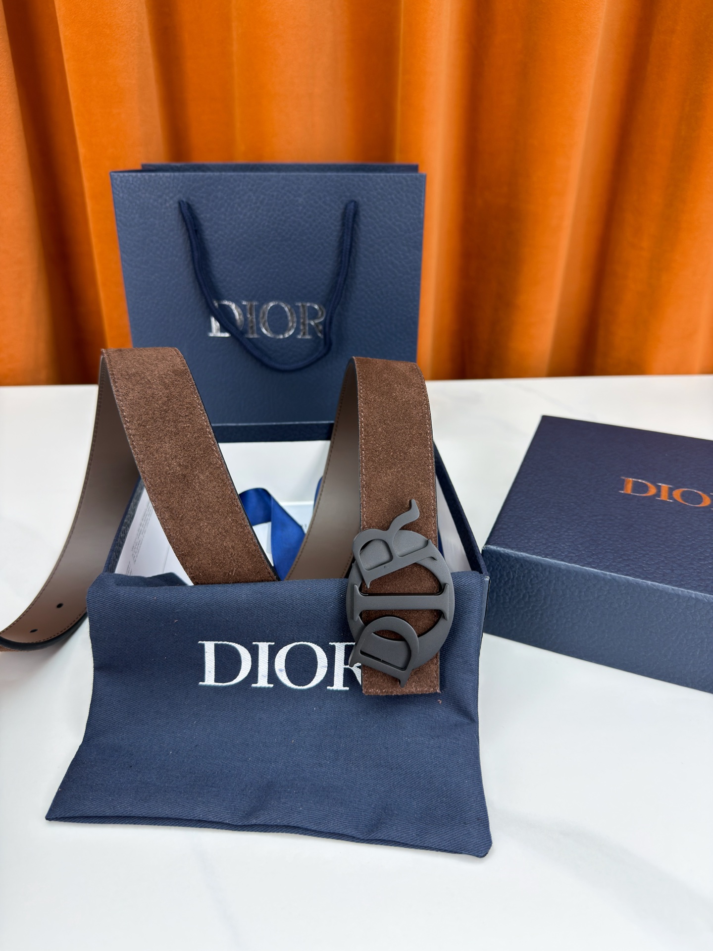 宽度3.5cm 这款腰带扣是Dior新款单品，延续经典设计，采用“CD Icon”标志造型，以不锈钢切面