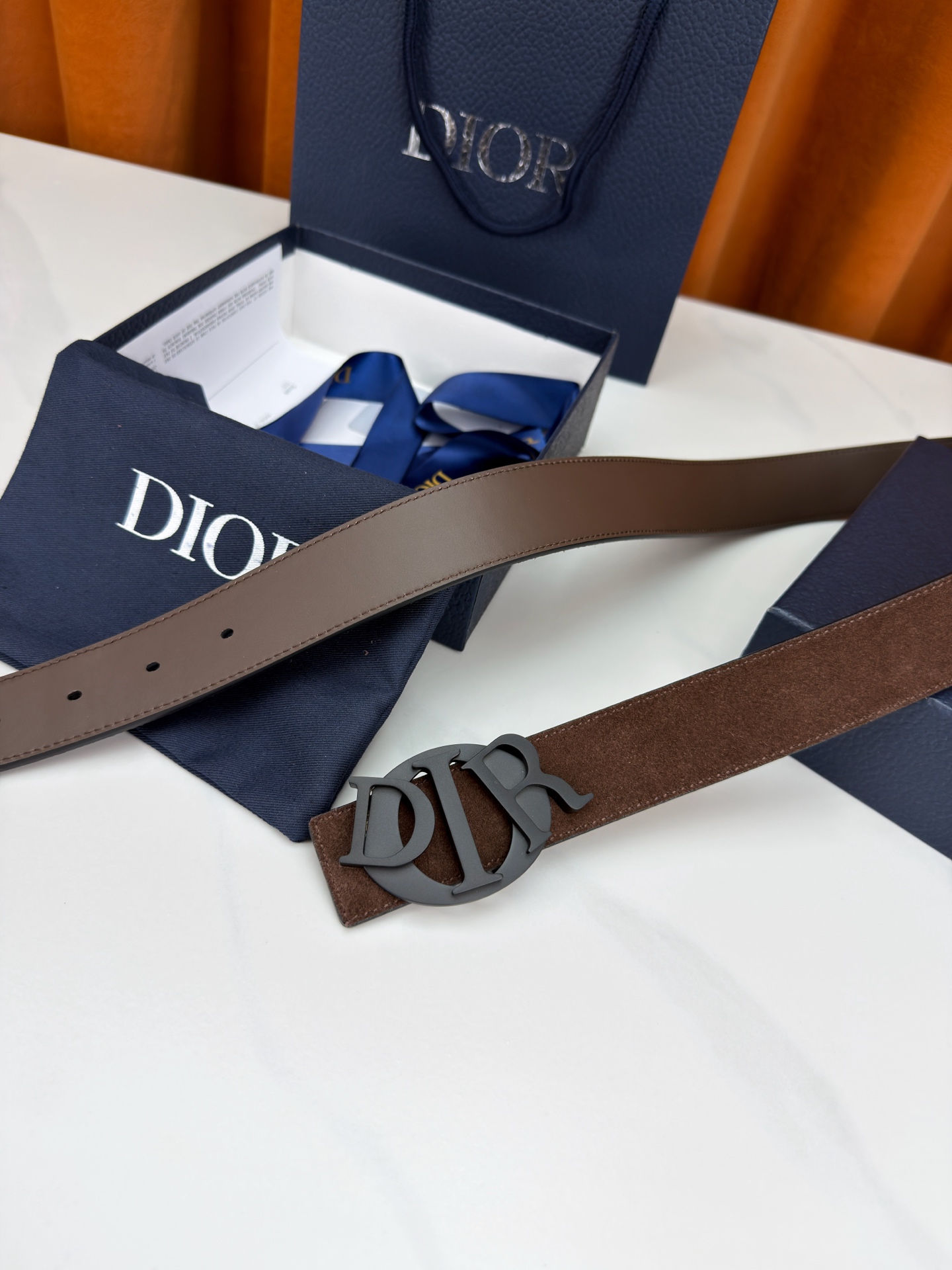 宽度3.5cm 这款腰带扣是Dior新款单品，延续经典设计，采用“CD Icon”标志造型，以不锈钢切面