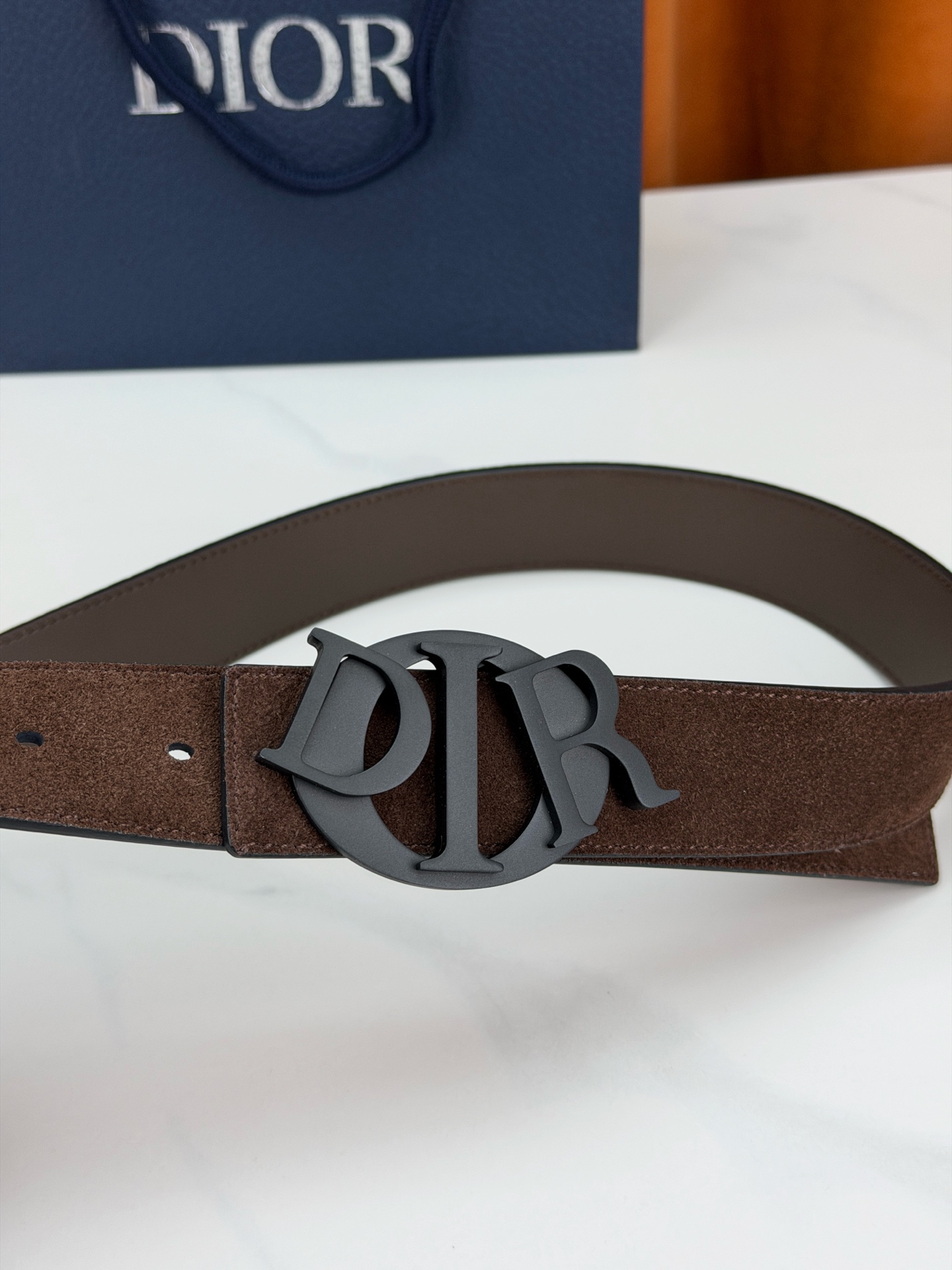 宽度3.5cm 这款腰带扣是Dior新款单品，延续经典设计，采用“CD Icon”标志造型，以不锈钢切面