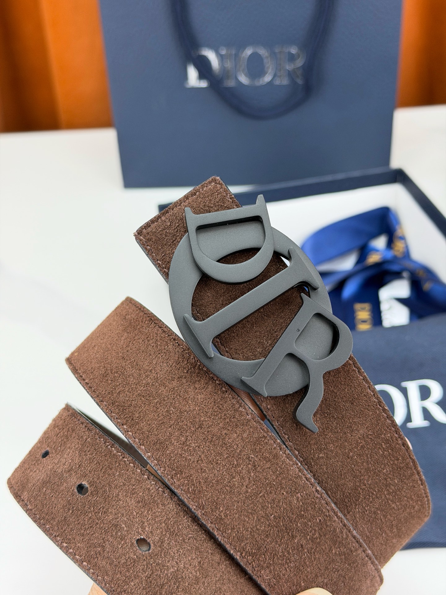 宽度3.5cm 这款腰带扣是Dior新款单品，延续经典设计，采用“CD Icon”标志造型，以不锈钢切面