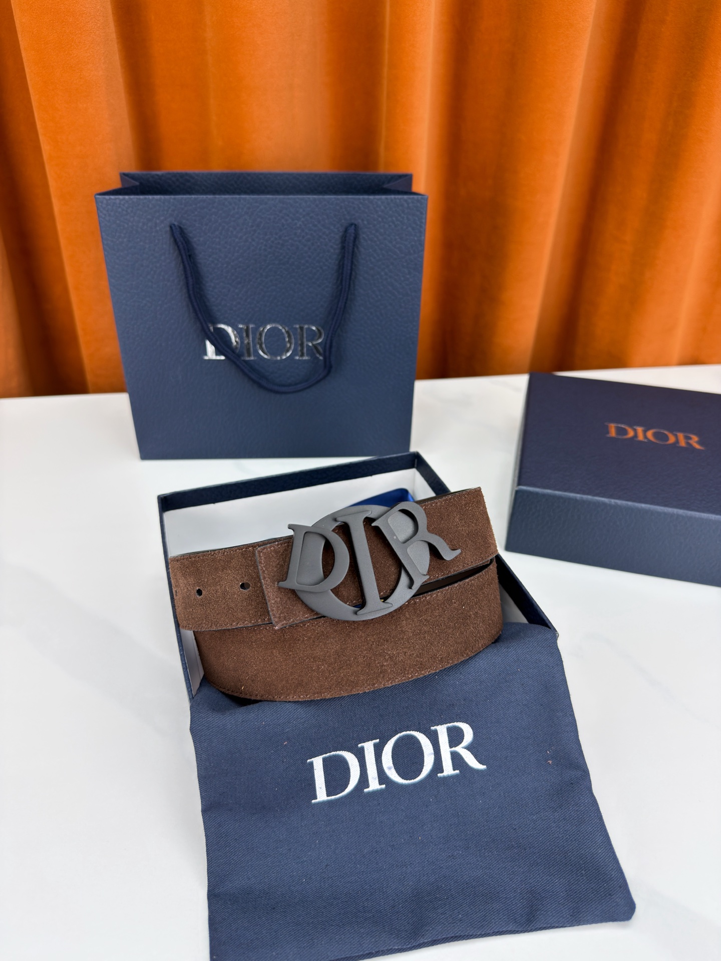 宽度3.5cm 这款腰带扣是Dior新款单品，延续经典设计，采用“CD Icon”标志造型，以不锈钢切面