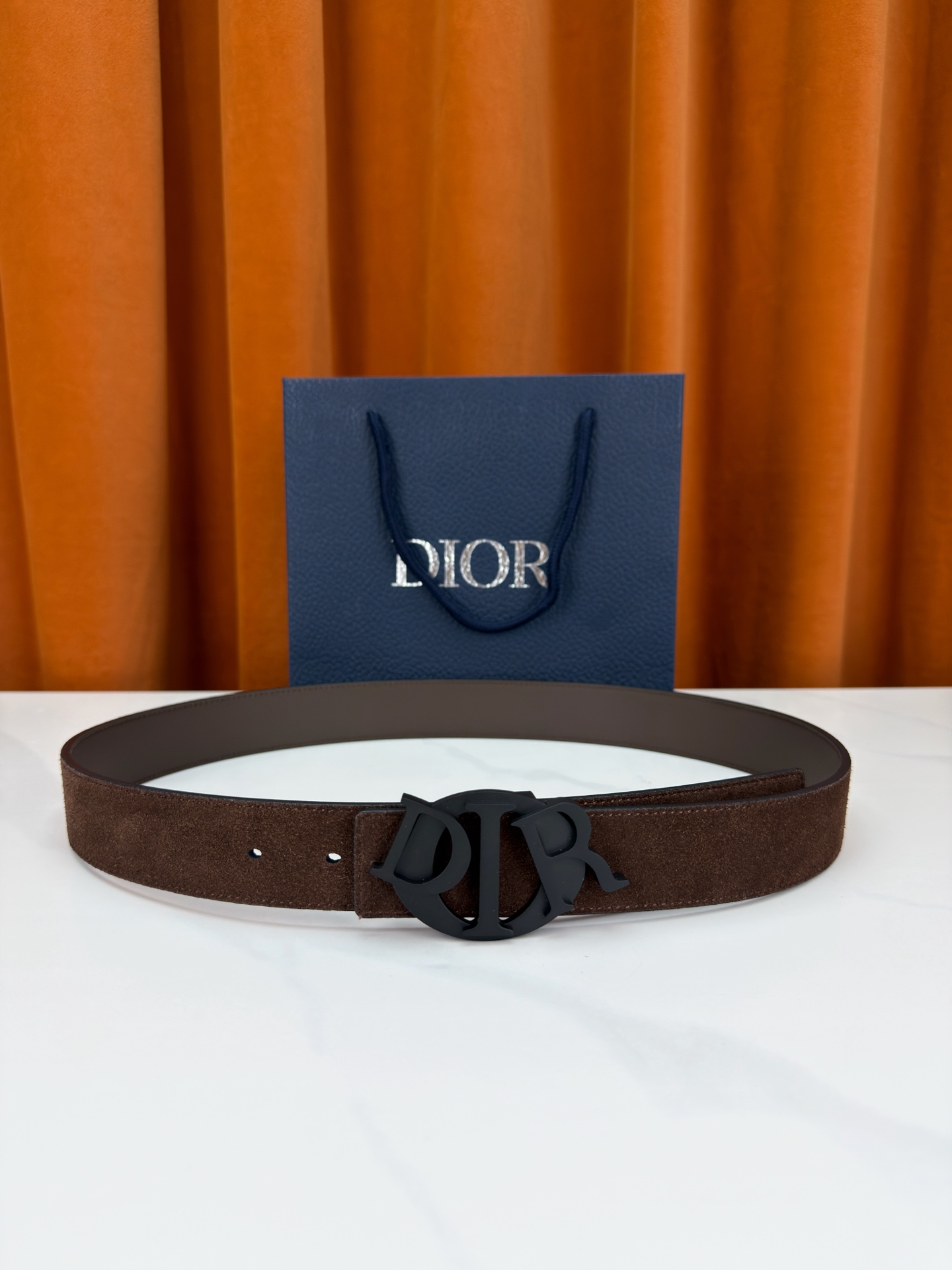 宽度3.5cm 这款腰带扣是Dior新款单品，延续经典设计，采用“CD Icon”标志造型，以不锈钢切面