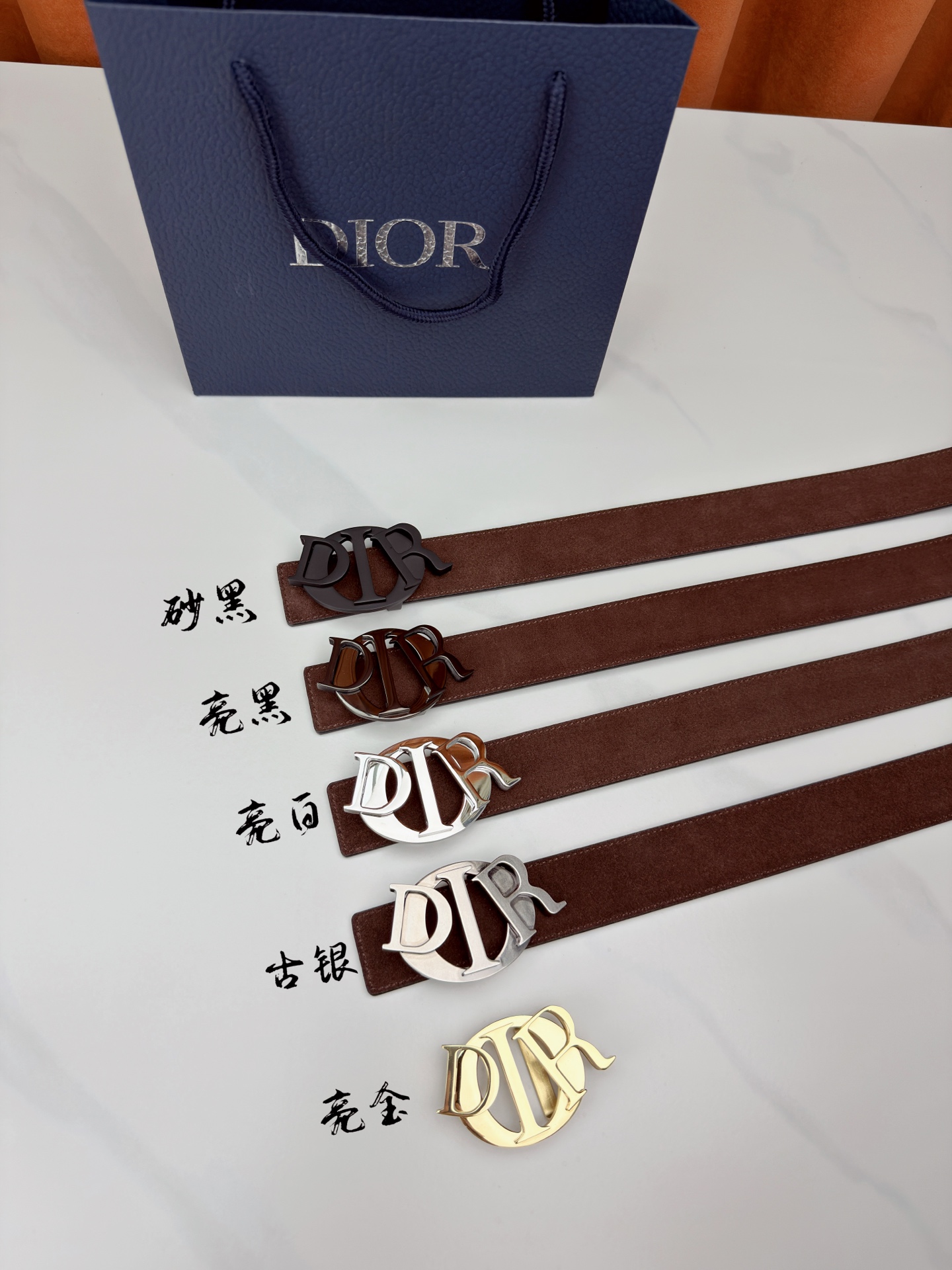 宽度3.5cm 这款腰带扣是Dior新款单品，延续经典设计，采用“CD Icon”标志造型，以不锈钢切面