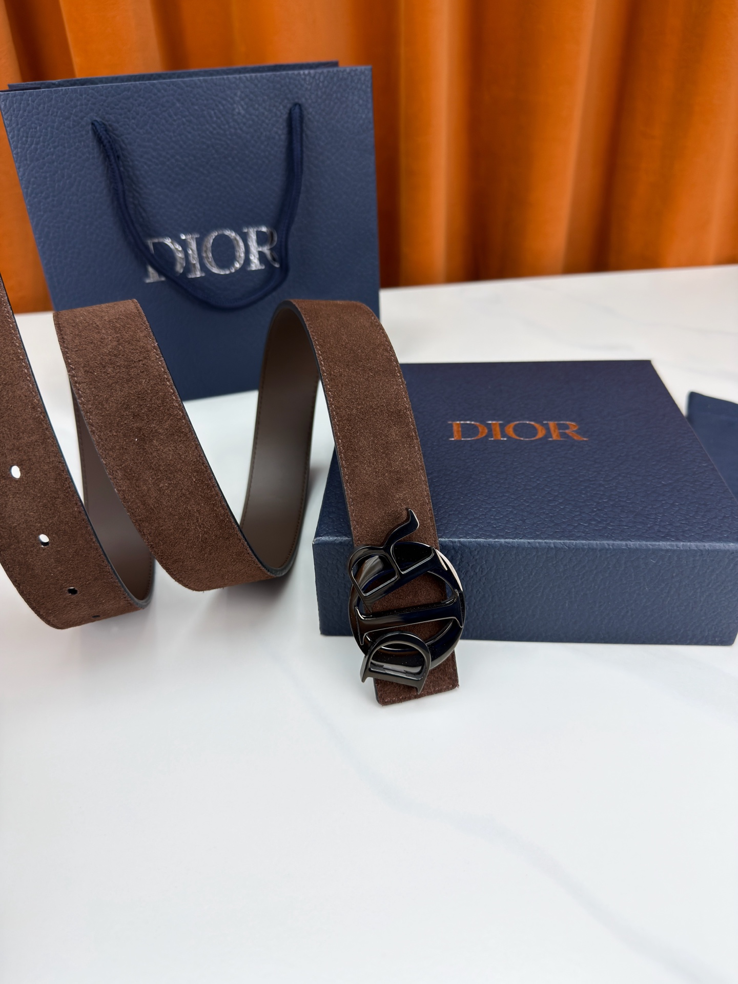 宽度3.5cm 这款腰带扣是Dior新款单品，延续经典设计，采用“CD Icon”标志造型，以不锈钢切面