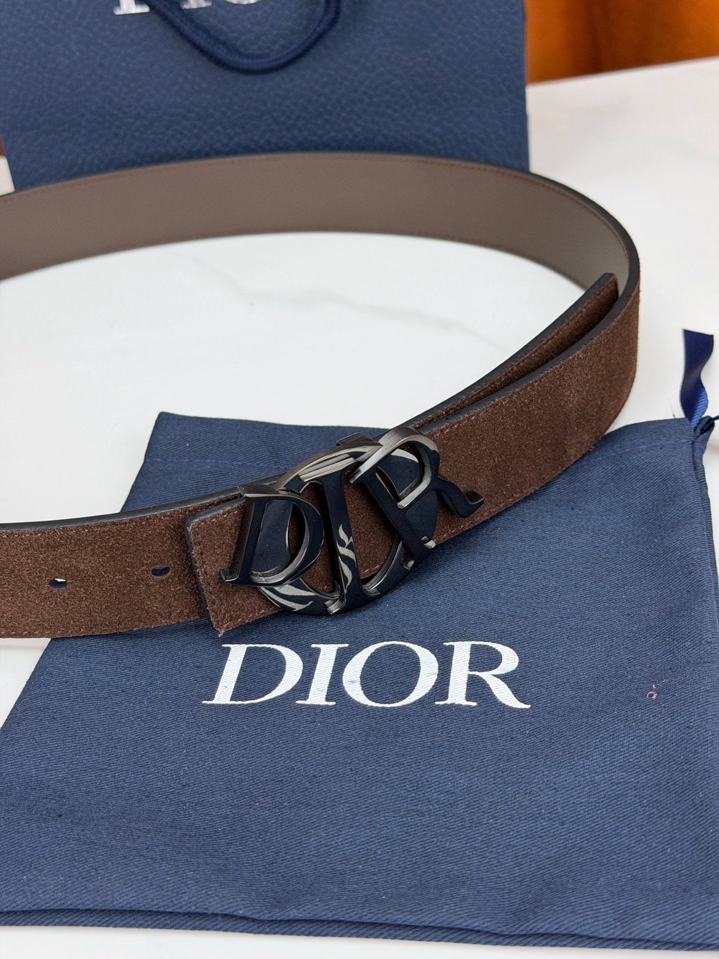 宽度3.5cm 这款腰带扣是Dior新款单品，延续经典设计，采用“CD Icon”标志造型，以不锈钢切面