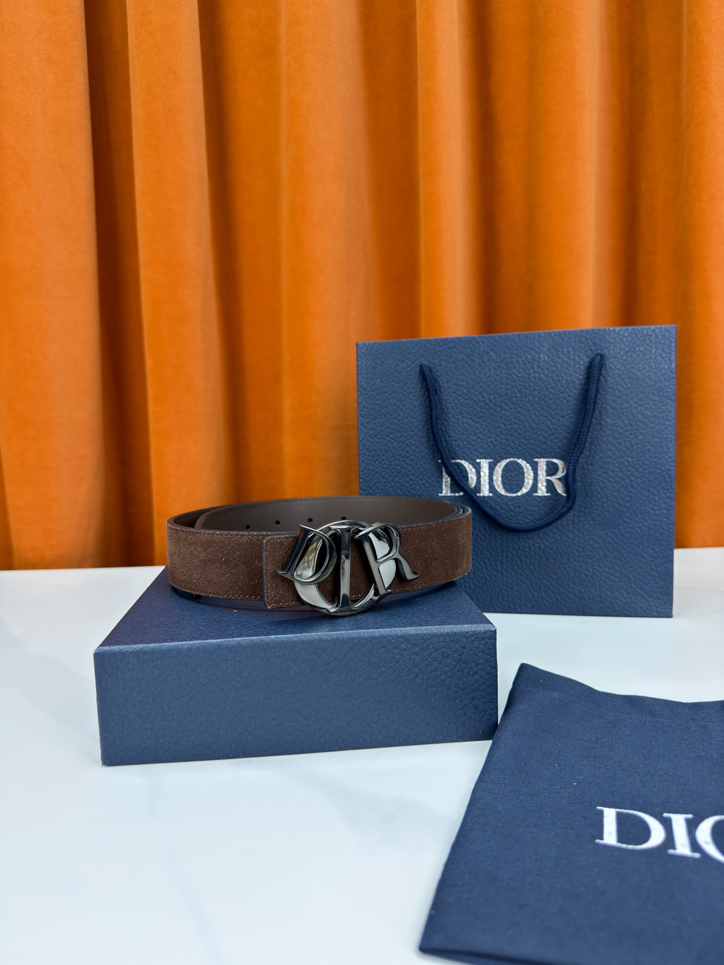 宽度3.5cm 这款腰带扣是Dior新款单品，延续经典设计，采用“CD Icon”标志造型，以不锈钢切面