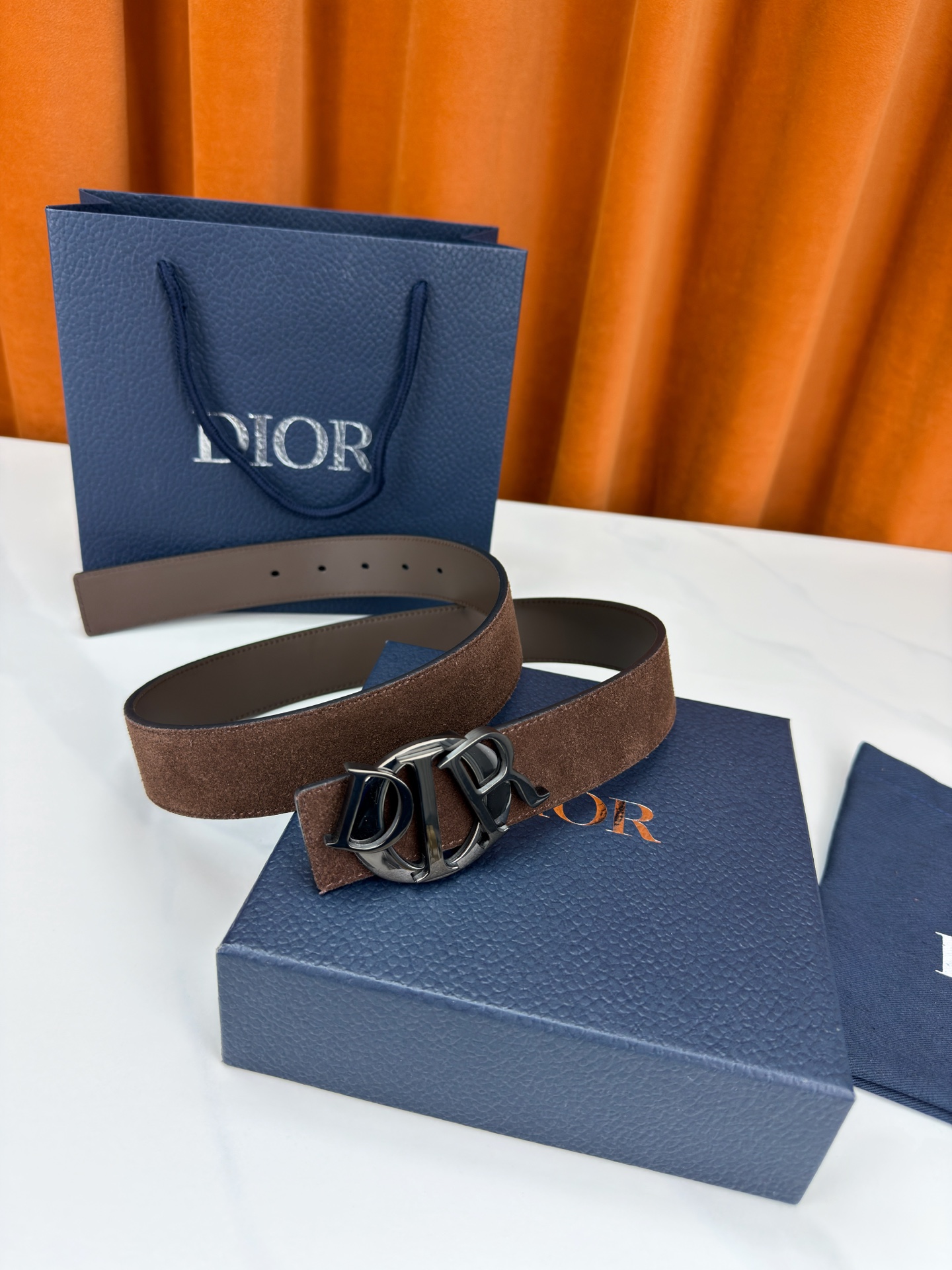 宽度3.5cm 这款腰带扣是Dior新款单品，延续经典设计，采用“CD Icon”标志造型，以不锈钢切面