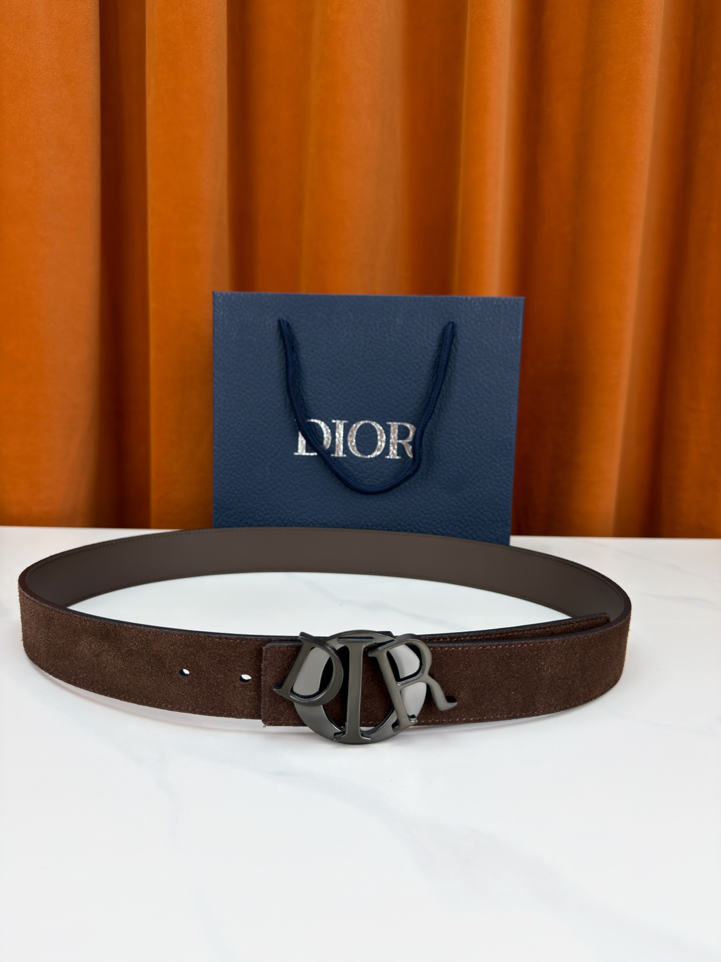 宽度3.5cm 这款腰带扣是Dior新款单品，延续经典设计，采用“CD Icon”标志造型，以不锈钢切面