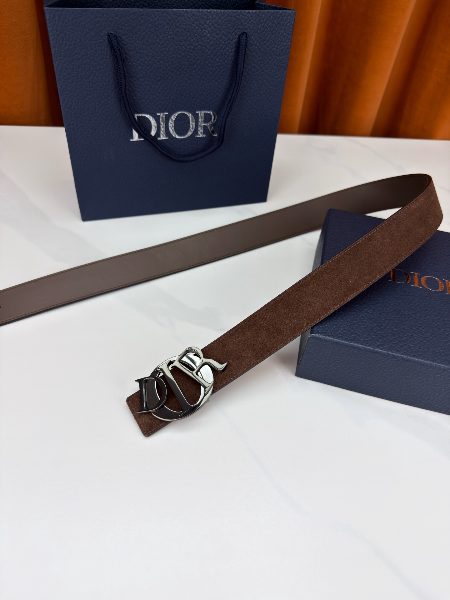 宽度3.5cm 这款腰带扣是Dior新款单品，延续经典设计，采用“CD Icon”标志造型，以不锈钢切面