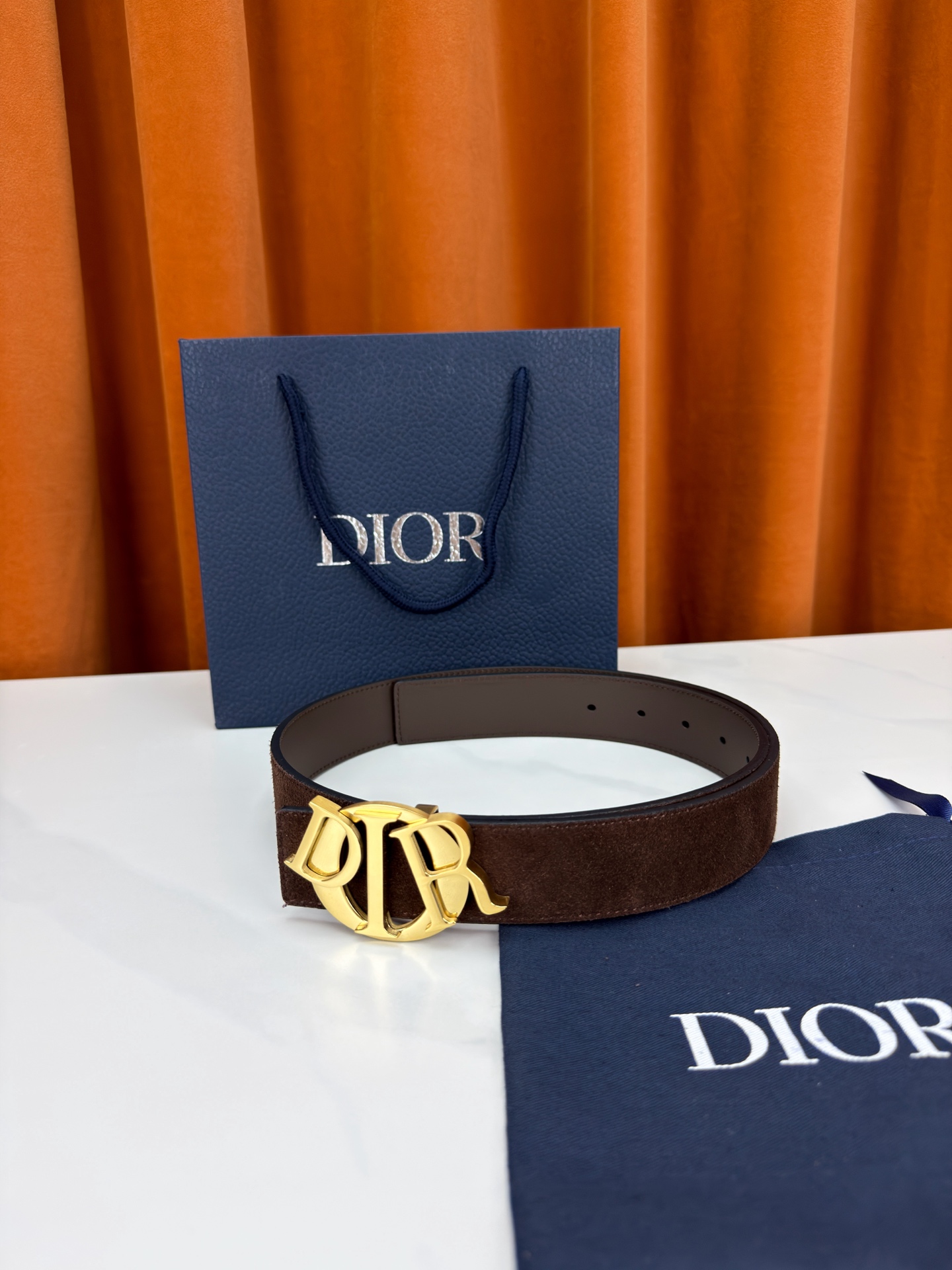宽度3.5cm 这款腰带扣是Dior新款单品，延续经典设计，采用“CD Icon”标志造型，以不锈钢切面