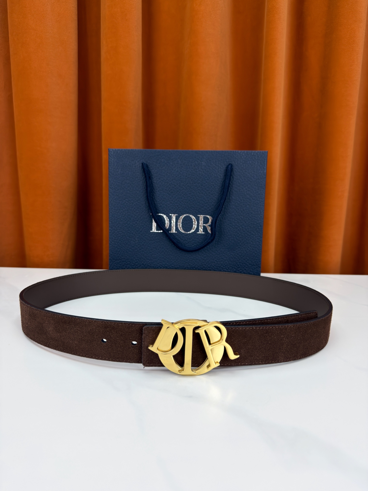 宽度3.5cm 这款腰带扣是Dior新款单品，延续经典设计，采用“CD Icon”标志造型，以不锈钢切面
