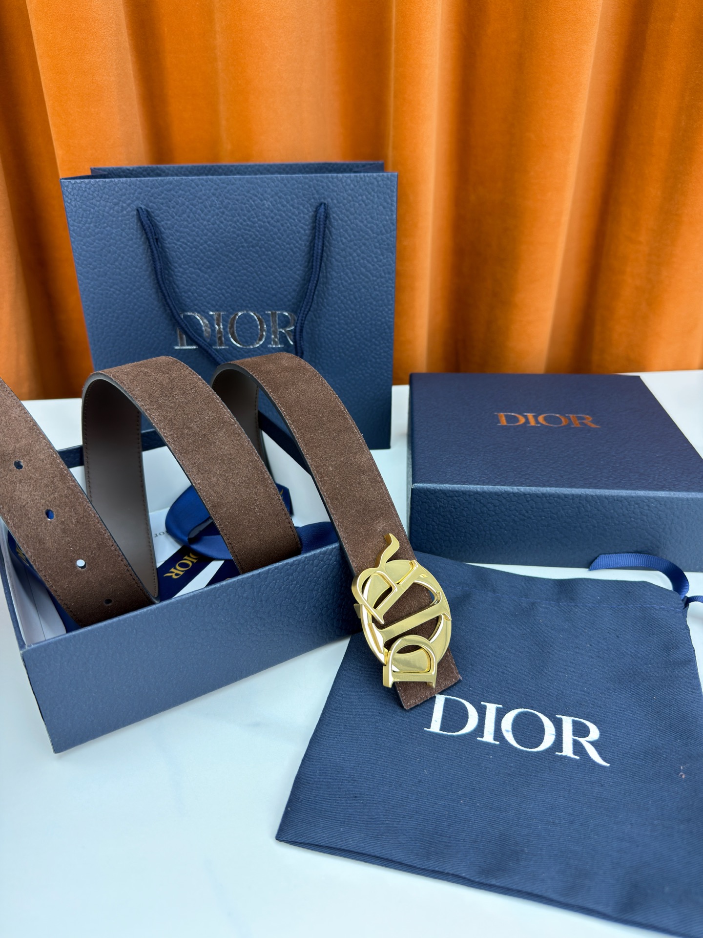 宽度3.5cm 这款腰带扣是Dior新款单品，延续经典设计，采用“CD Icon”标志造型，以不锈钢切面