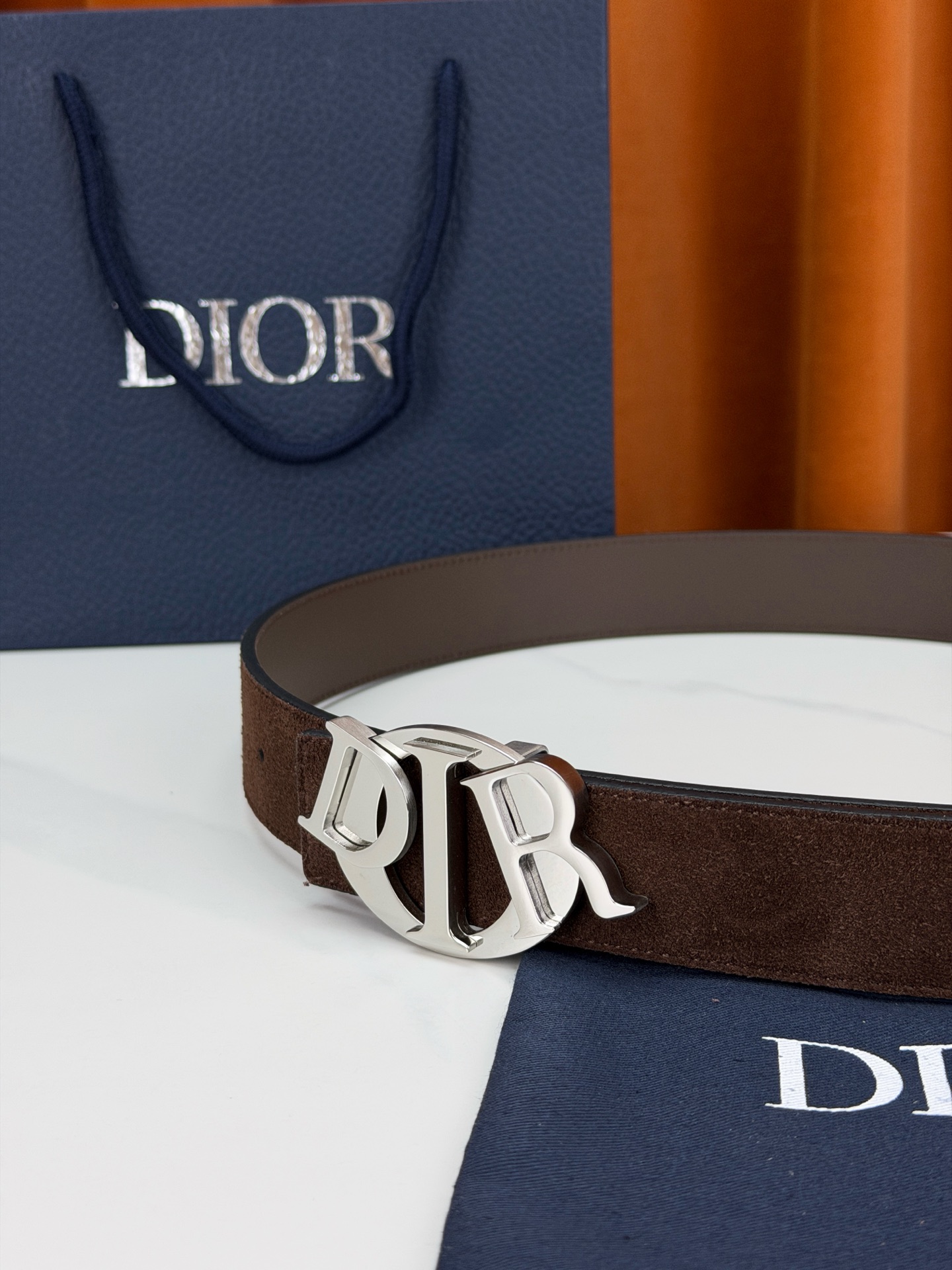 宽度3.5cm 这款腰带扣是Dior新款单品，延续经典设计，采用“CD Icon”标志造型，以不锈钢切面