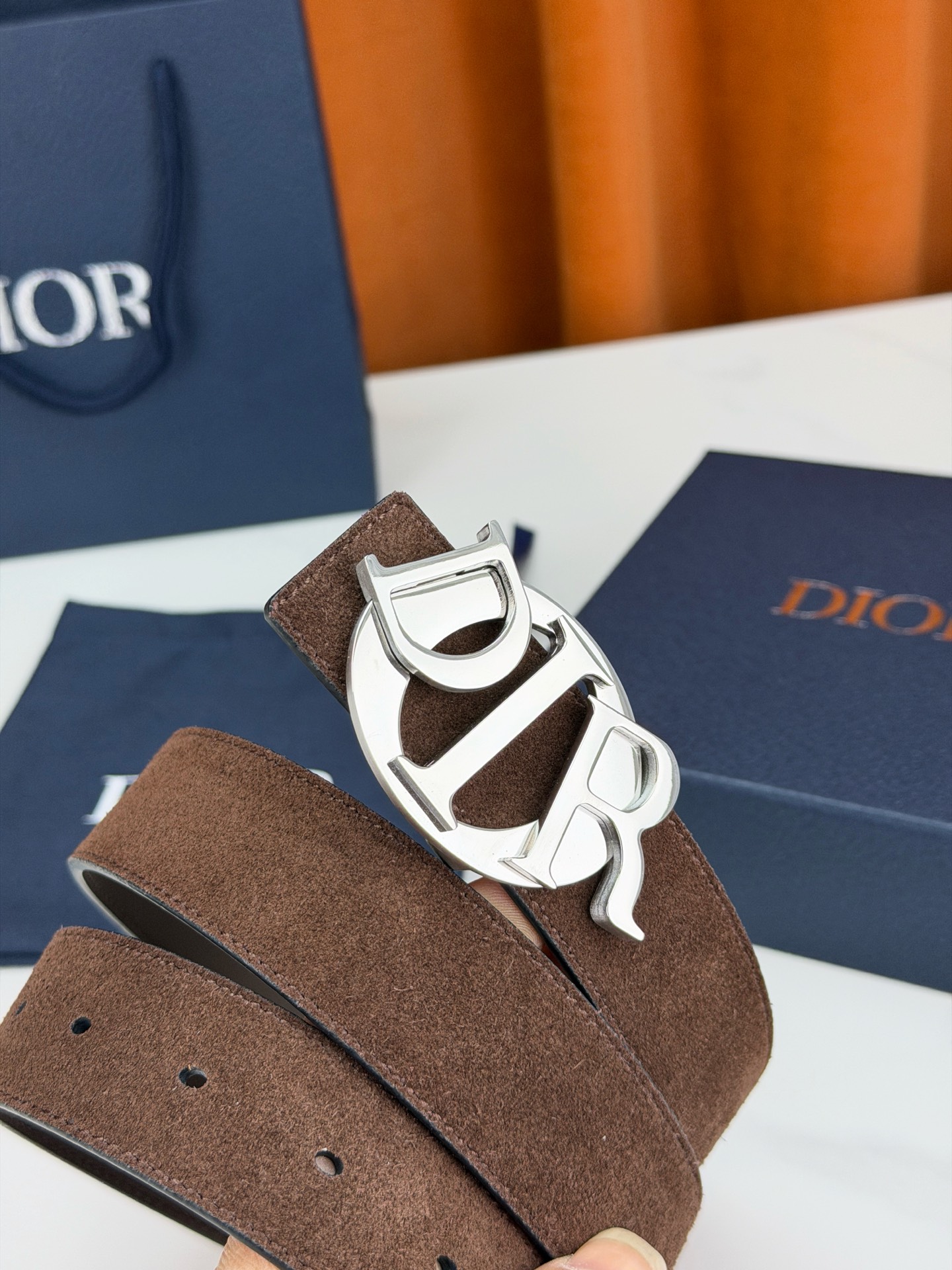 宽度3.5cm 这款腰带扣是Dior新款单品，延续经典设计，采用“CD Icon”标志造型，以不锈钢切面