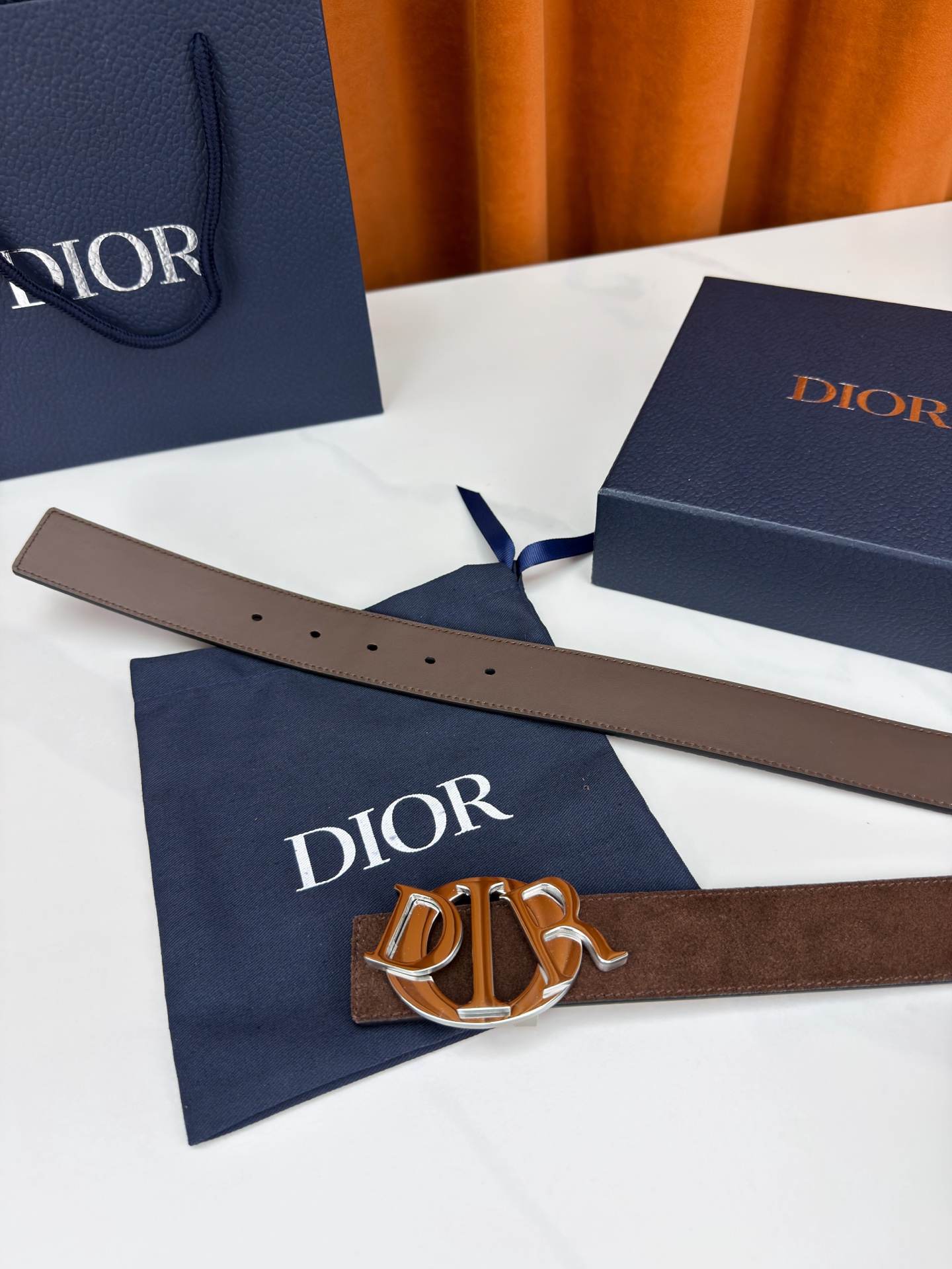 宽度3.5cm 这款腰带扣是Dior新款单品，延续经典设计，采用“CD Icon”标志造型，以不锈钢切面