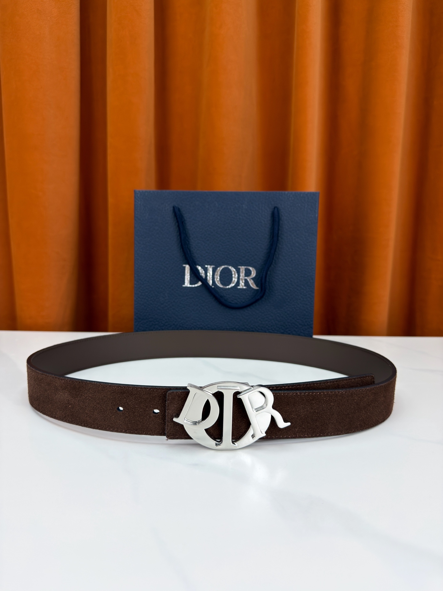 宽度3.5cm 这款腰带扣是Dior新款单品，延续经典设计，采用“CD Icon”标志造型，以不锈钢切面