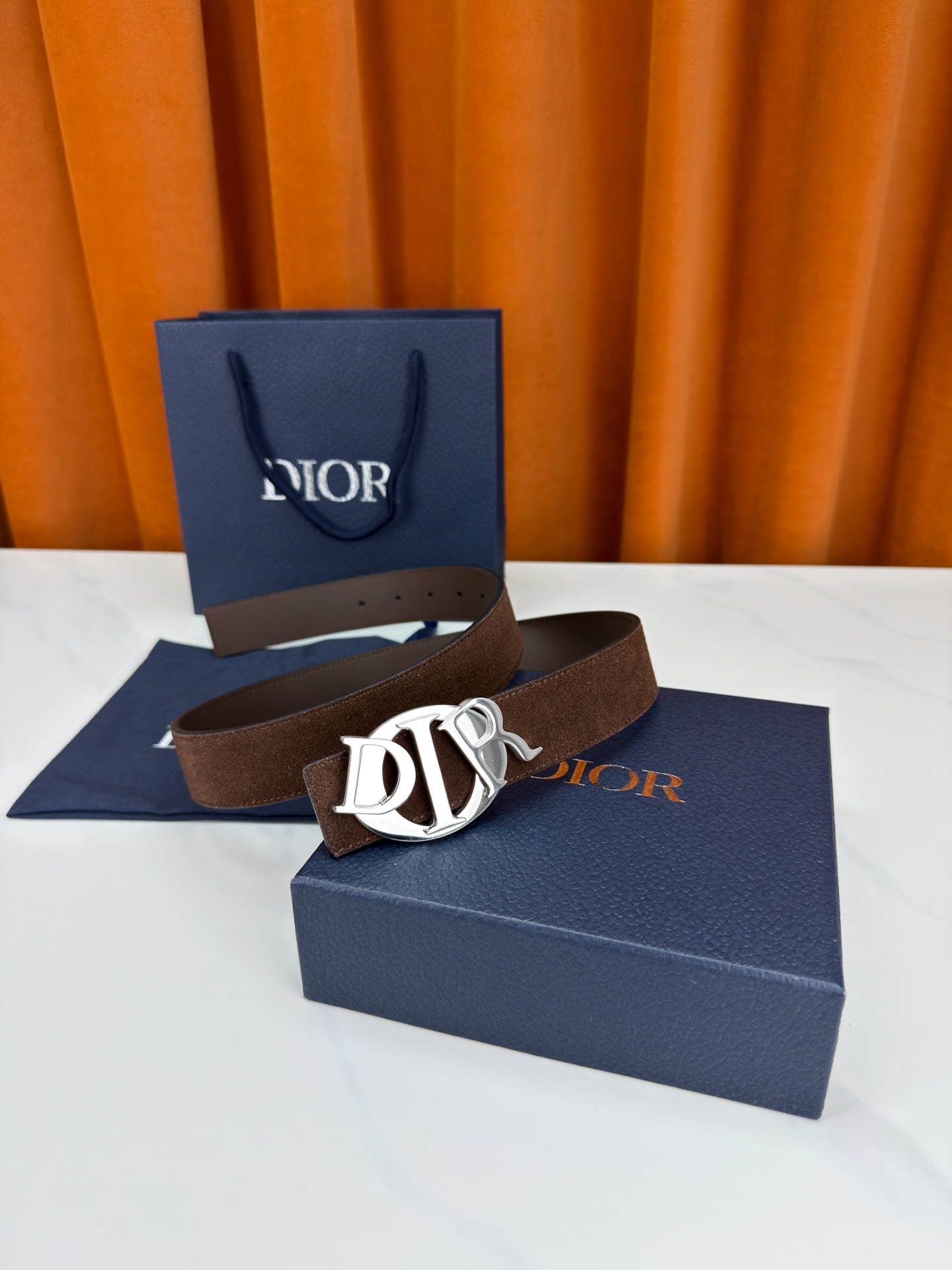 宽度3.5cm 这款腰带扣是Dior新款单品，延续经典设计，采用“CD Icon”标志造型，以不锈钢切面