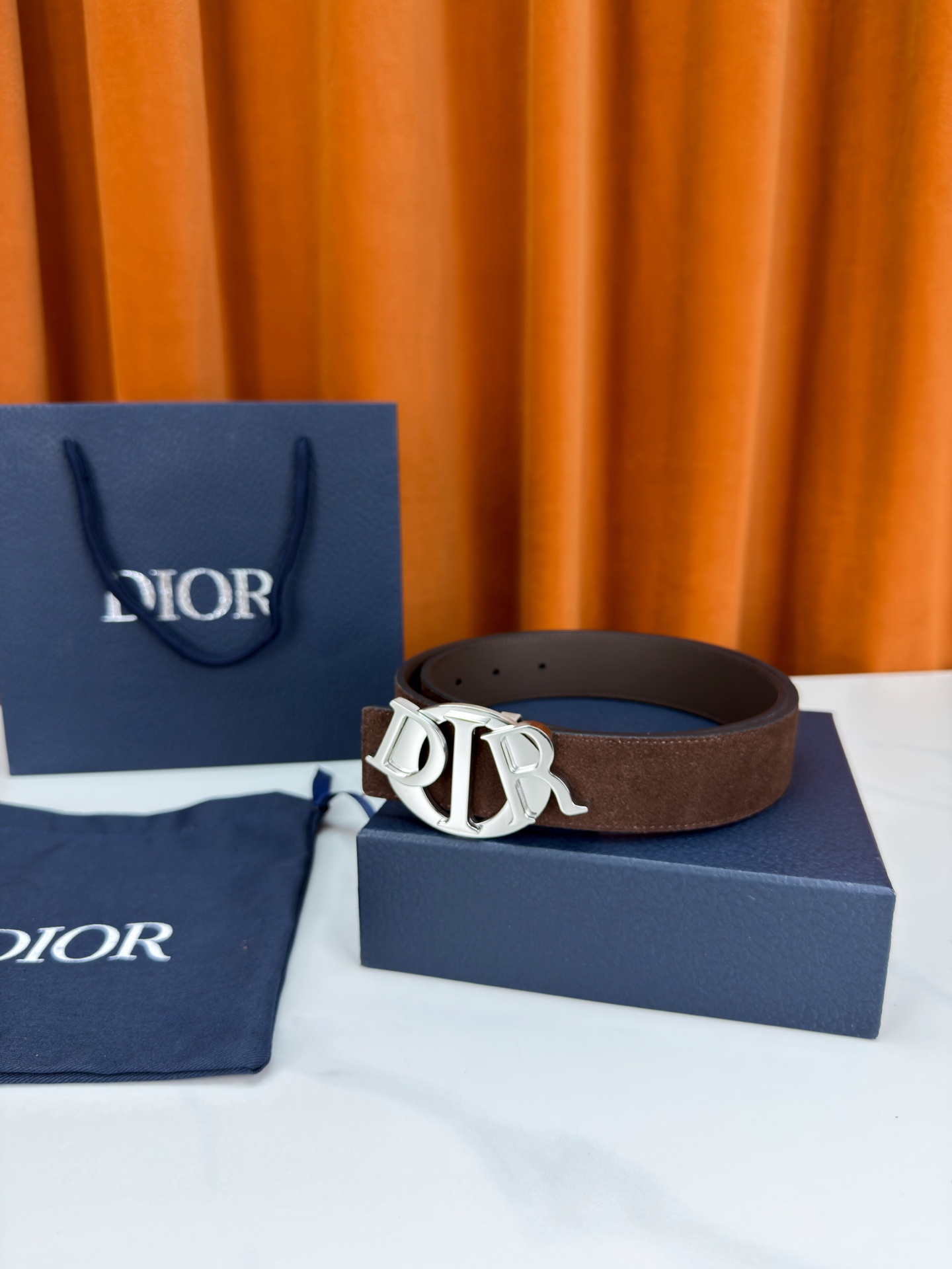 宽度3.5cm 这款腰带扣是Dior新款单品，延续经典设计，采用“CD Icon”标志造型，以不锈钢切面