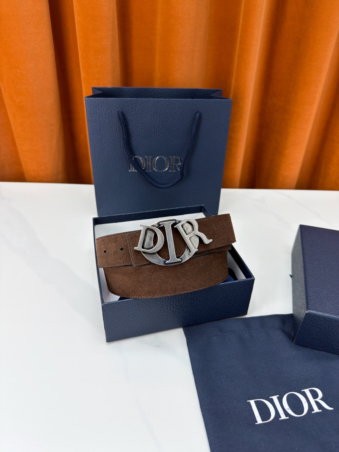 宽度3.5cm 这款腰带扣是Dior新款单品，延续经典设计，采用“CD Icon”标志造型，以不锈钢切面