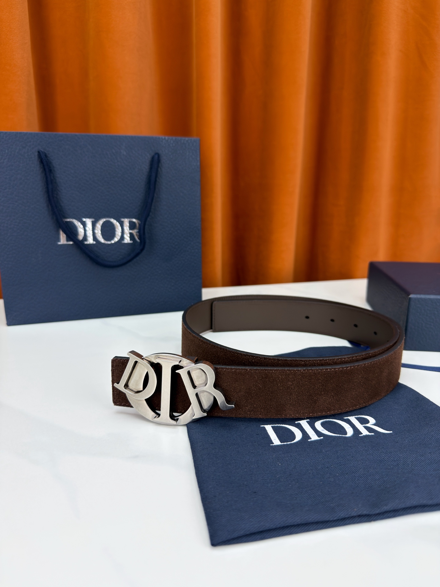 宽度3.5cm 这款腰带扣是Dior新款单品，延续经典设计，采用“CD Icon”标志造型，以不锈钢切面