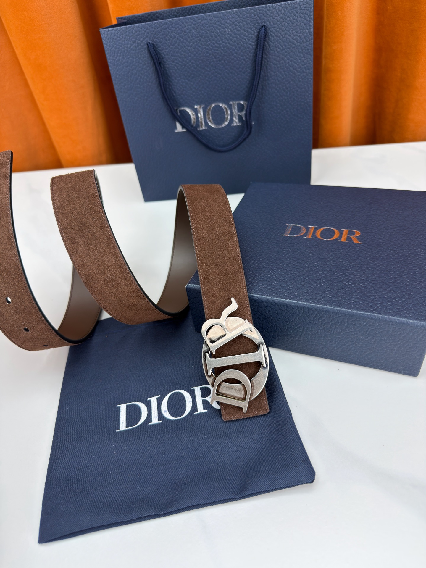 宽度3.5cm 这款腰带扣是Dior新款单品，延续经典设计，采用“CD Icon”标志造型，以不锈钢切面