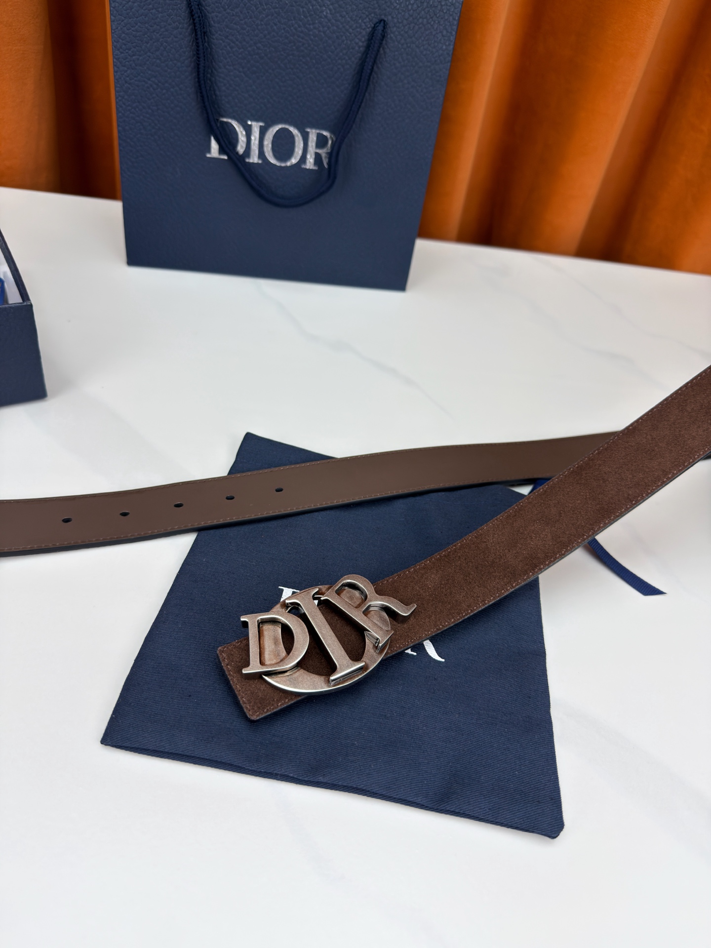 宽度3.5cm 这款腰带扣是Dior新款单品，延续经典设计，采用“CD Icon”标志造型，以不锈钢切面