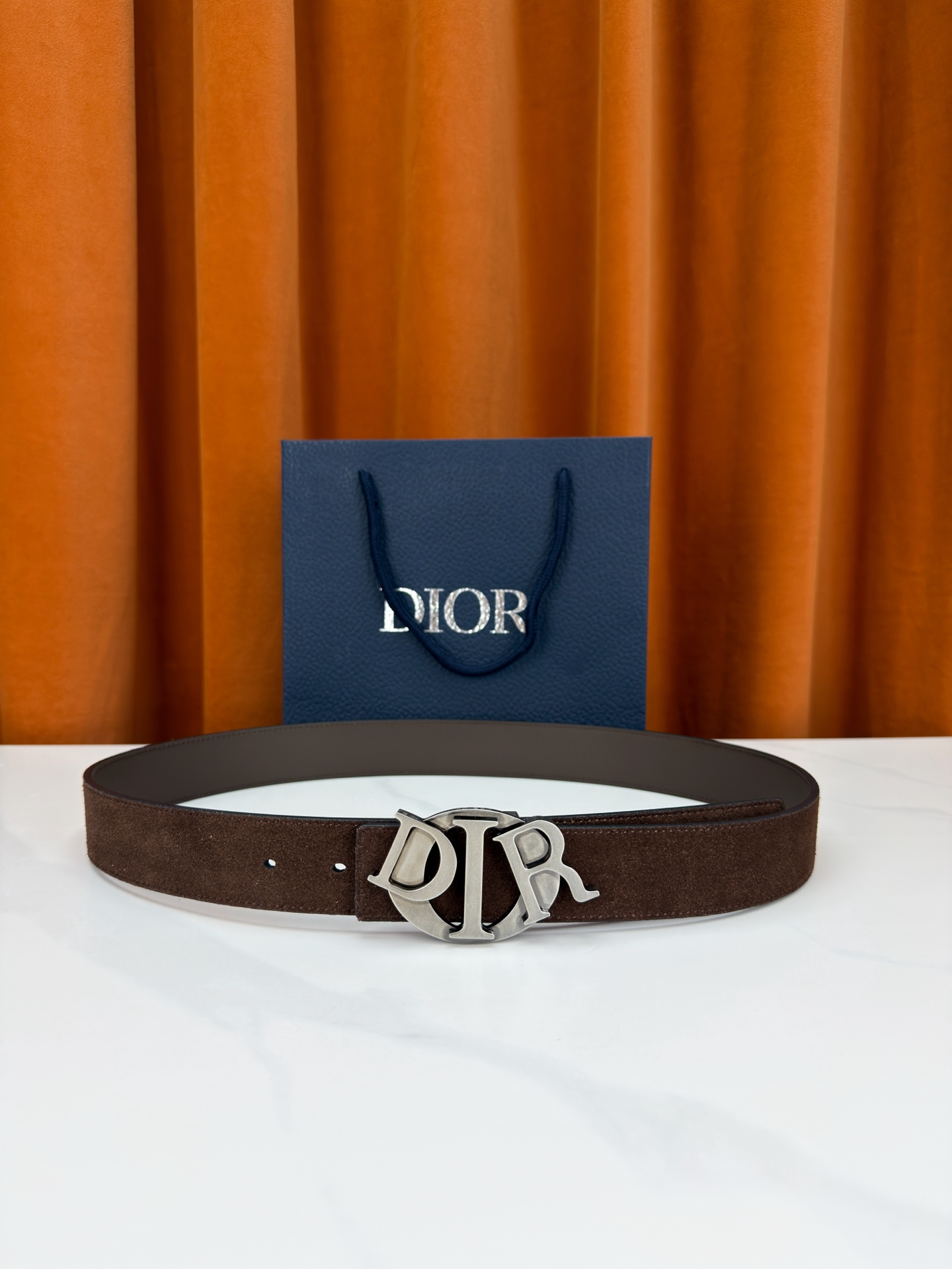 宽度3.5cm 这款腰带扣是Dior新款单品，延续经典设计，采用“CD Icon”标志造型，以不锈钢切面