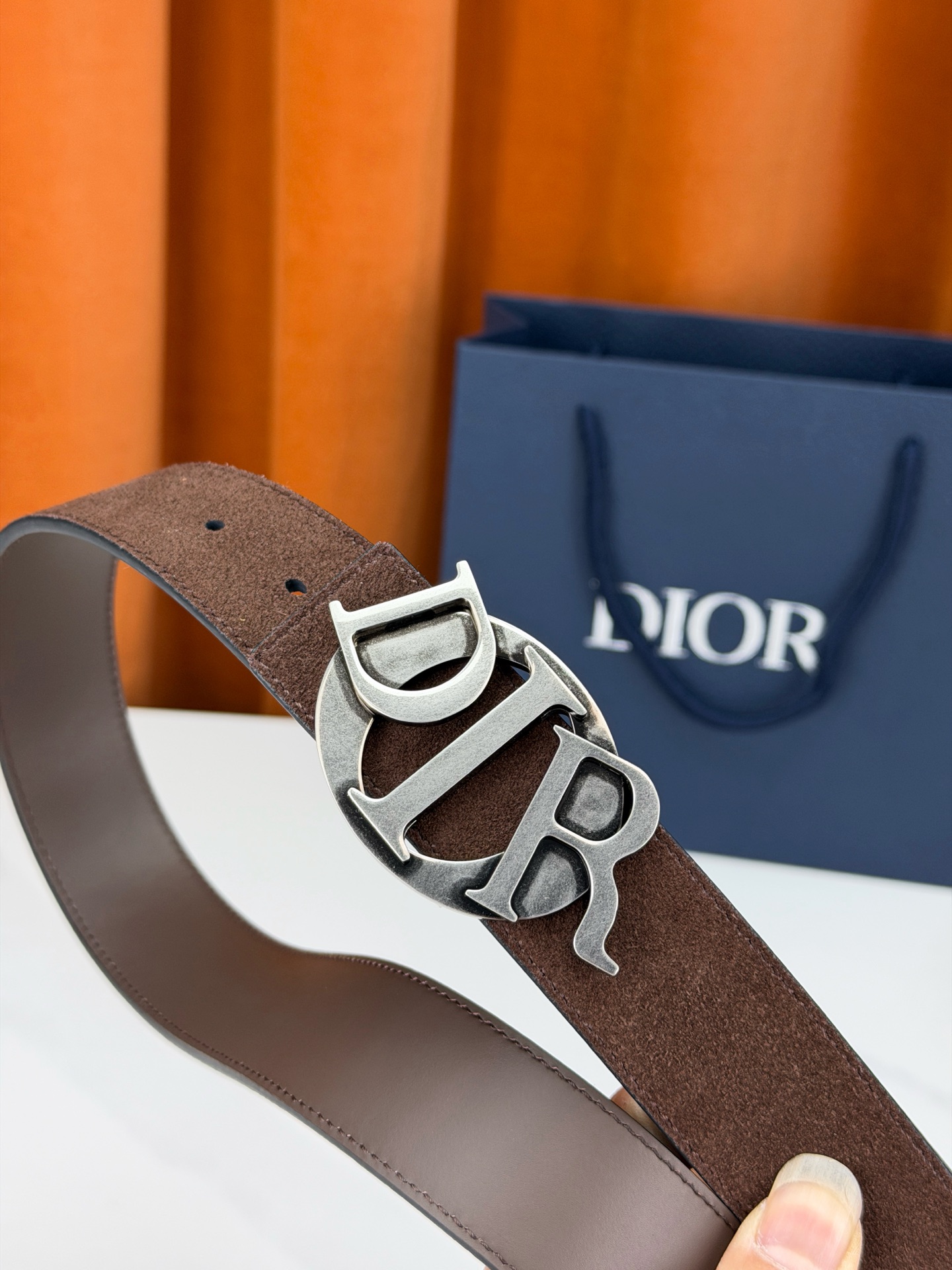 宽度3.5cm 这款腰带扣是Dior新款单品，延续经典设计，采用“CD Icon”标志造型，以不锈钢切面
