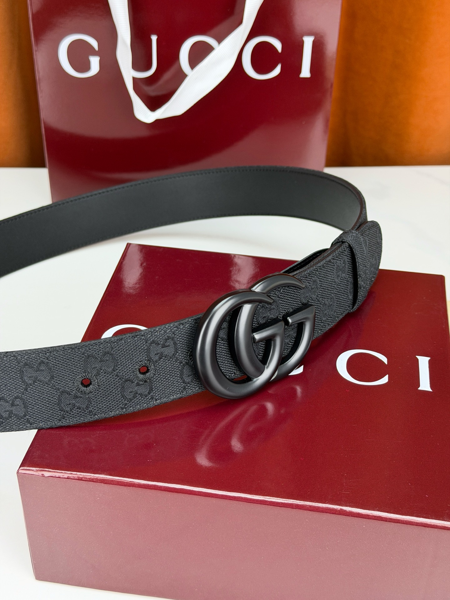 宽度3.8cm 春夏系列全新上市。男士腰带以简约利落的扁平造型焕新演绎品牌标志性双G搭扣元素。这款腰带甄