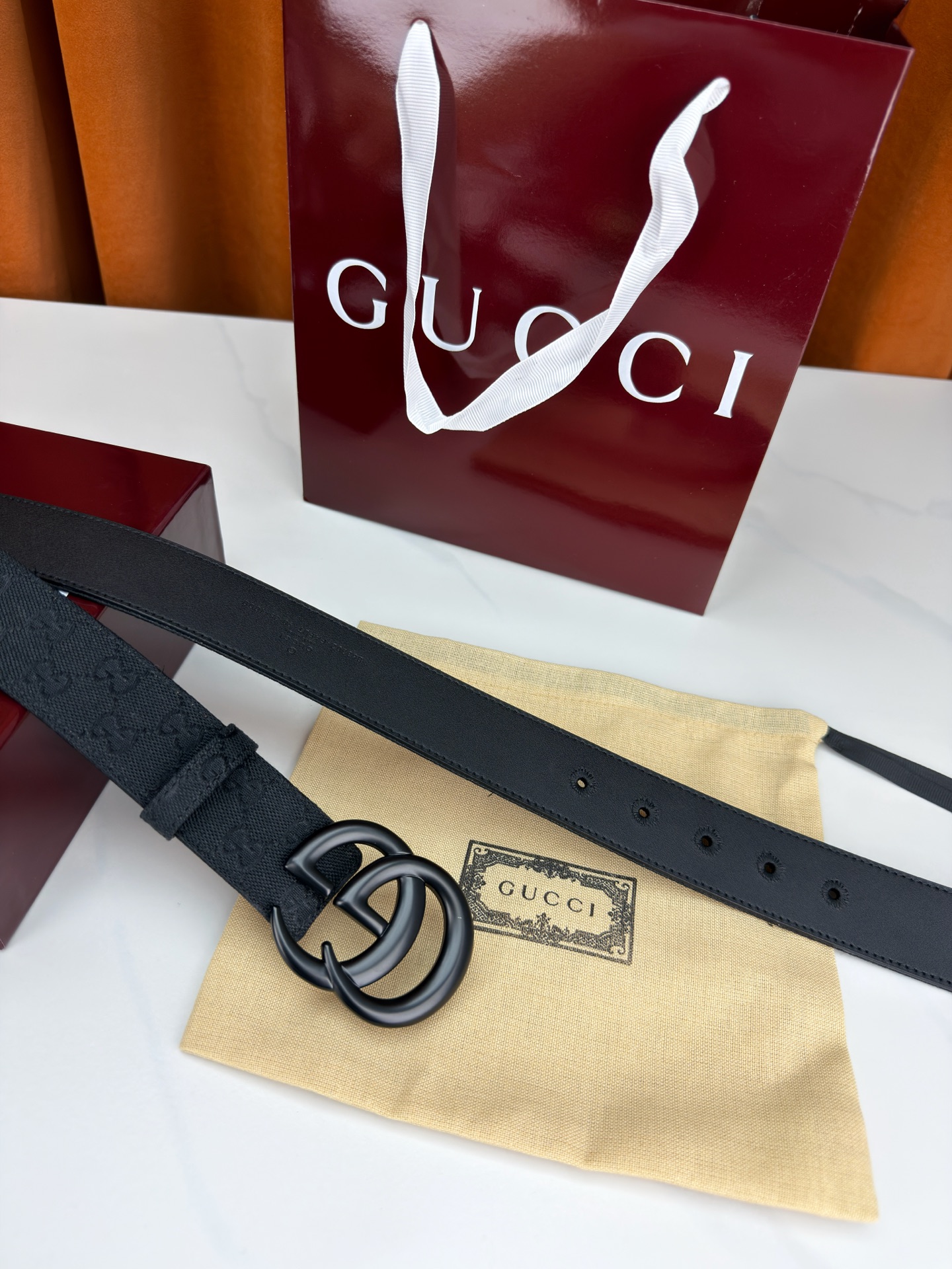 宽度3.8cm 春夏系列全新上市。男士腰带以简约利落的扁平造型焕新演绎品牌标志性双G搭扣元素。这款腰带甄