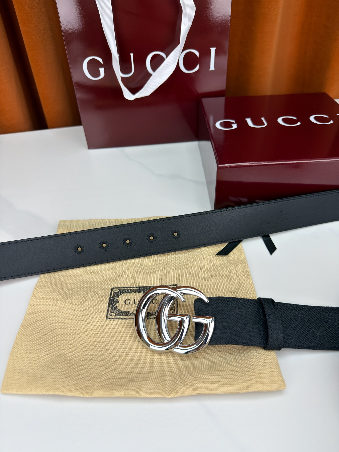 宽度3.8cm 春夏系列全新上市。男士腰带以简约利落的扁平造型焕新演绎品牌标志性双G搭扣元素。这款腰带甄