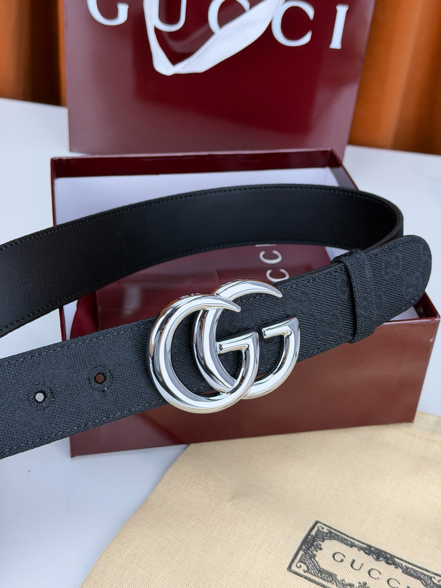 宽度3.8cm 春夏系列全新上市。男士腰带以简约利落的扁平造型焕新演绎品牌标志性双G搭扣元素。这款腰带甄