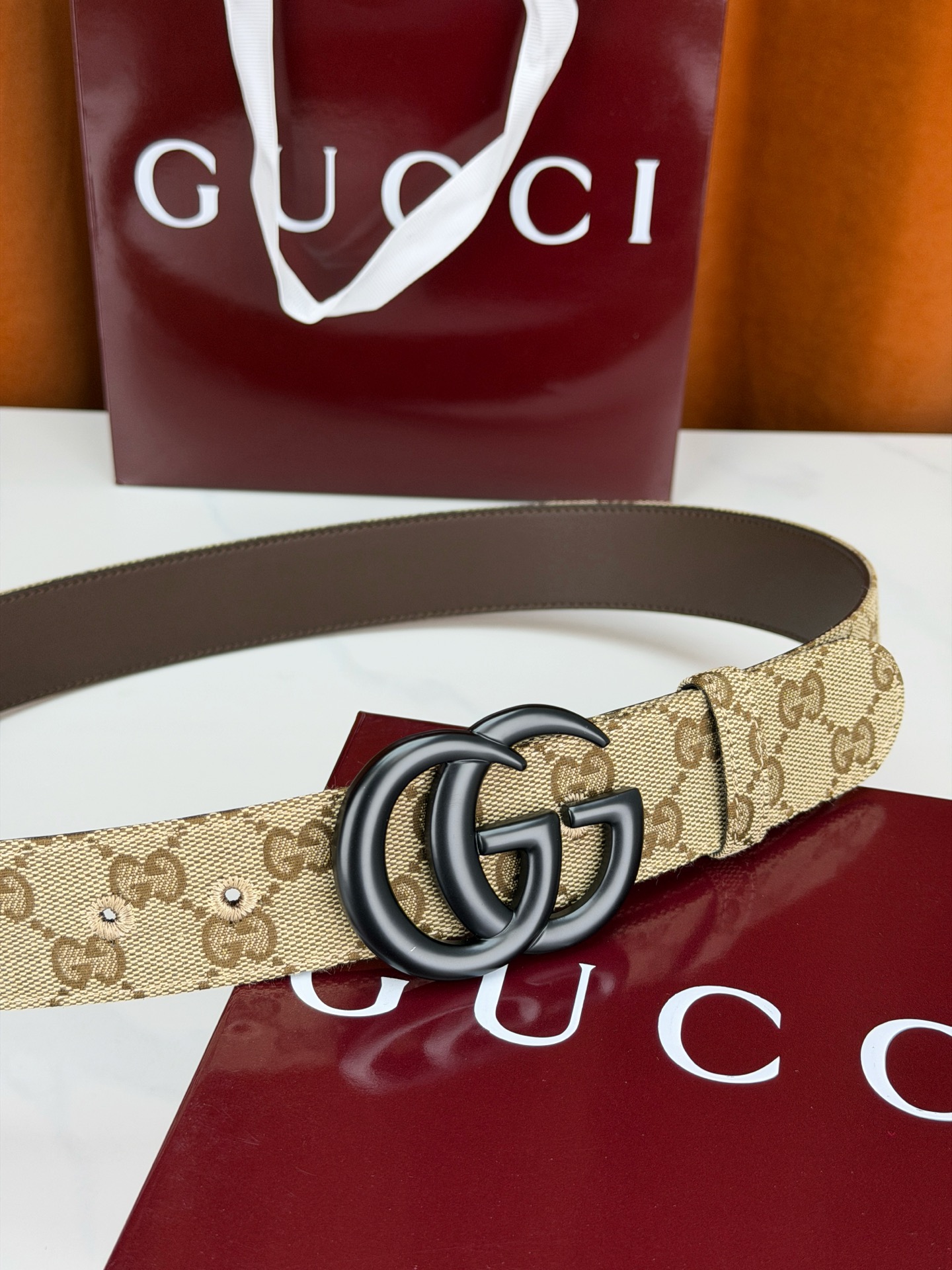 宽度3.8cm 春夏系列全新上市。女士腰带系列焕新演绎双 G 搭扣设计，采用简约扁平版型，彰显品牌标志性