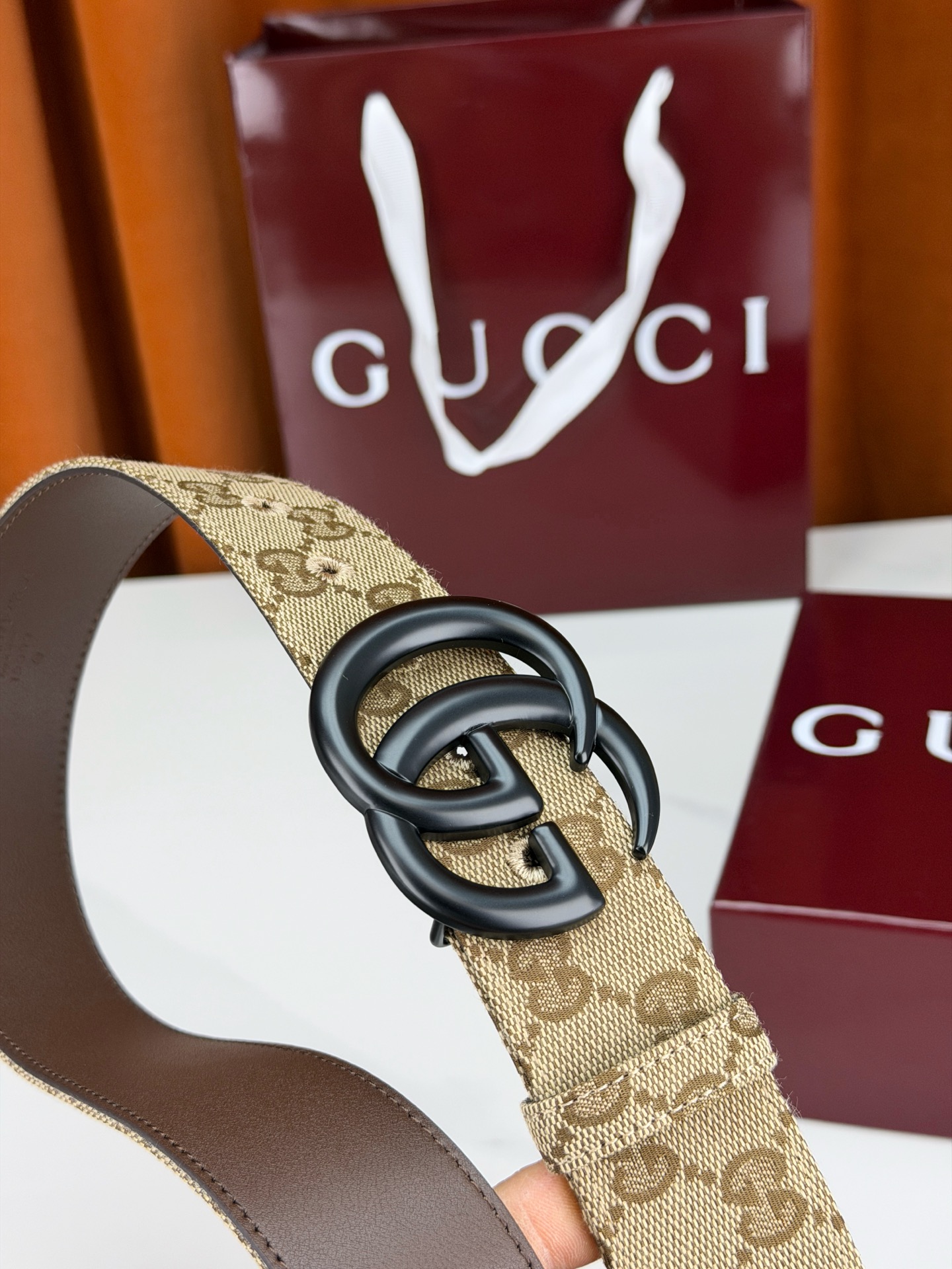 宽度3.8cm 春夏系列全新上市。女士腰带系列焕新演绎双 G 搭扣设计，采用简约扁平版型，彰显品牌标志性