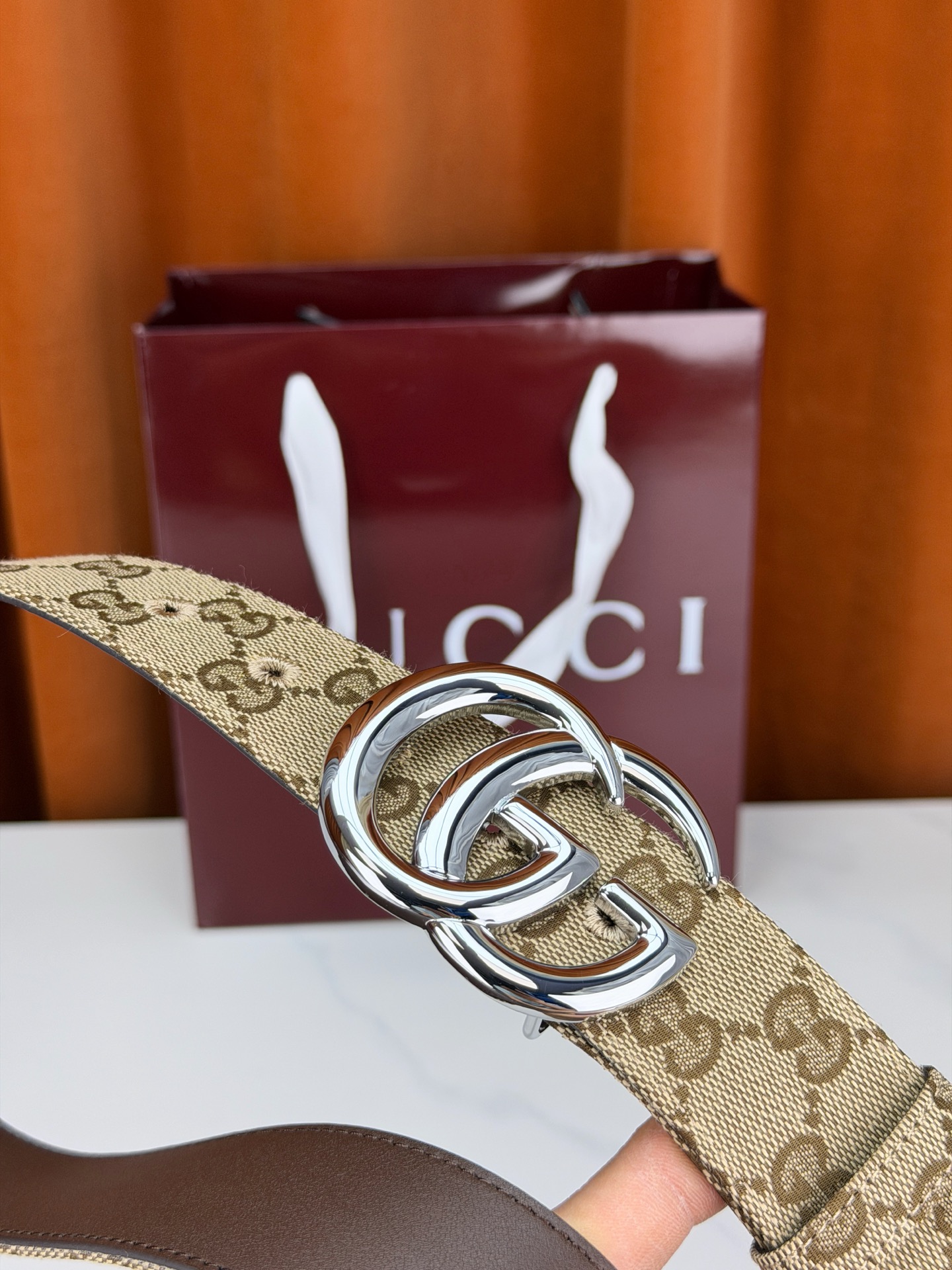 宽度3.8cm 春夏系列全新上市。女士腰带系列焕新演绎双 G 搭扣设计，采用简约扁平版型，彰显品牌标志性