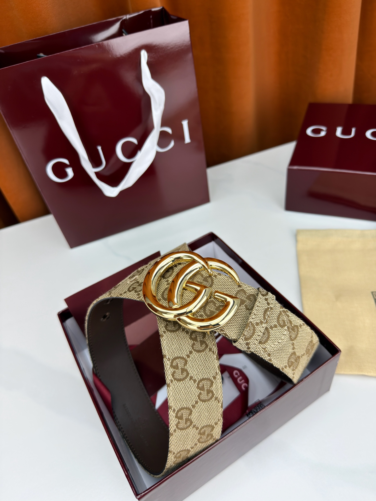 宽度3.8cm 春夏系列全新上市。女士腰带系列焕新演绎双 G 搭扣设计，采用简约扁平版型，彰显品牌标志性