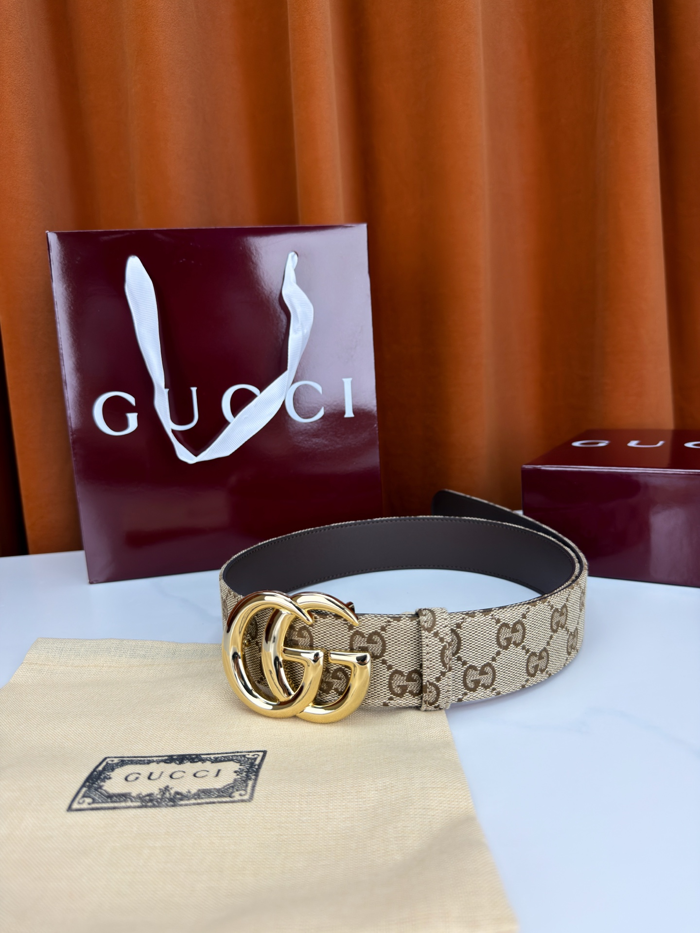 宽度3.8cm 春夏系列全新上市。女士腰带系列焕新演绎双 G 搭扣设计，采用简约扁平版型，彰显品牌标志性