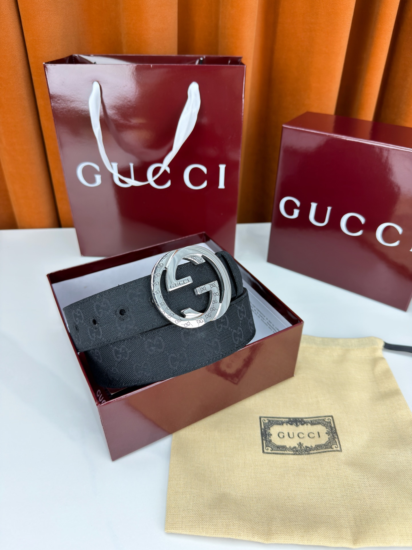 宽度3.8cm Gucci双G扣皮带点燃街头气场。3.8cm利落宽度，帆布与皮革双面切换，硬核与优雅自由