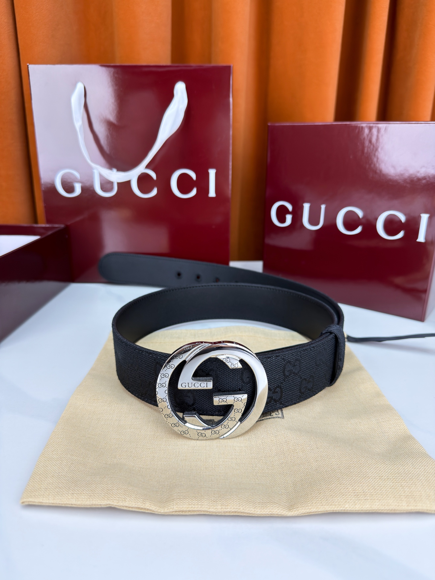 宽度3.8cm Gucci双G扣皮带点燃街头气场。3.8cm利落宽度，帆布与皮革双面切换，硬核与优雅自由