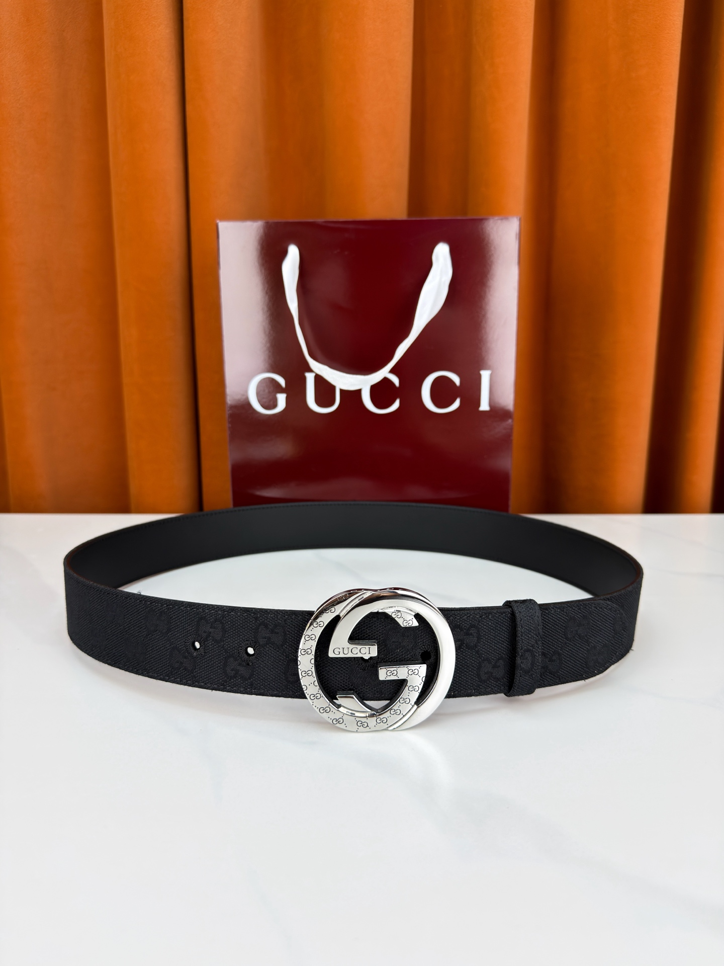 宽度3.8cm Gucci双G扣皮带点燃街头气场。3.8cm利落宽度，帆布与皮革双面切换，硬核与优雅自由