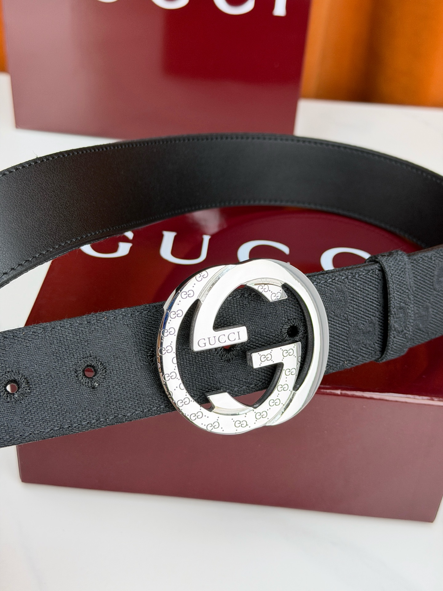 宽度3.8cm Gucci双G扣皮带点燃街头气场。3.8cm利落宽度，帆布与皮革双面切换，硬核与优雅自由