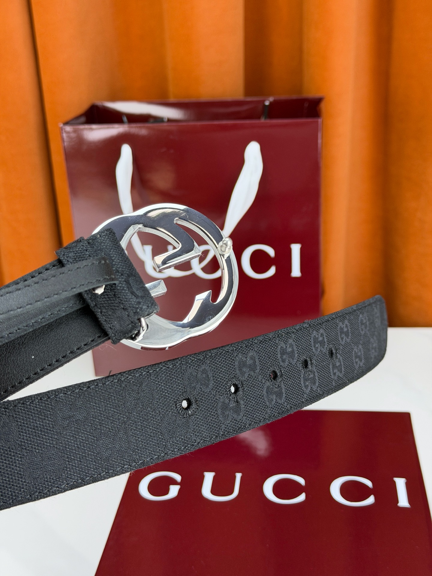 宽度3.8cm Gucci双G扣皮带点燃街头气场。3.8cm利落宽度，帆布与皮革双面切换，硬核与优雅自由