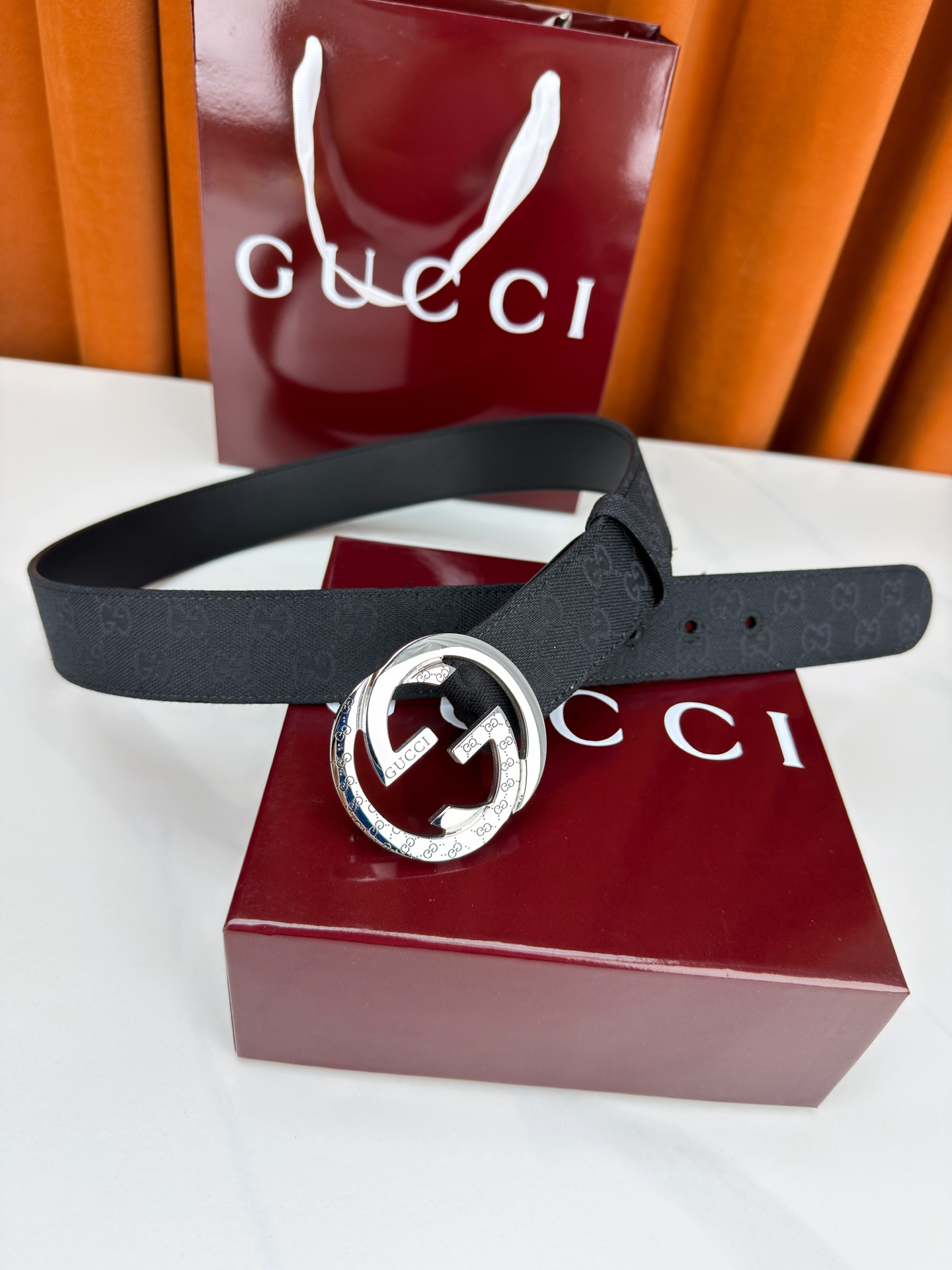 宽度3.8cm Gucci双G扣皮带点燃街头气场。3.8cm利落宽度，帆布与皮革双面切换，硬核与优雅自由