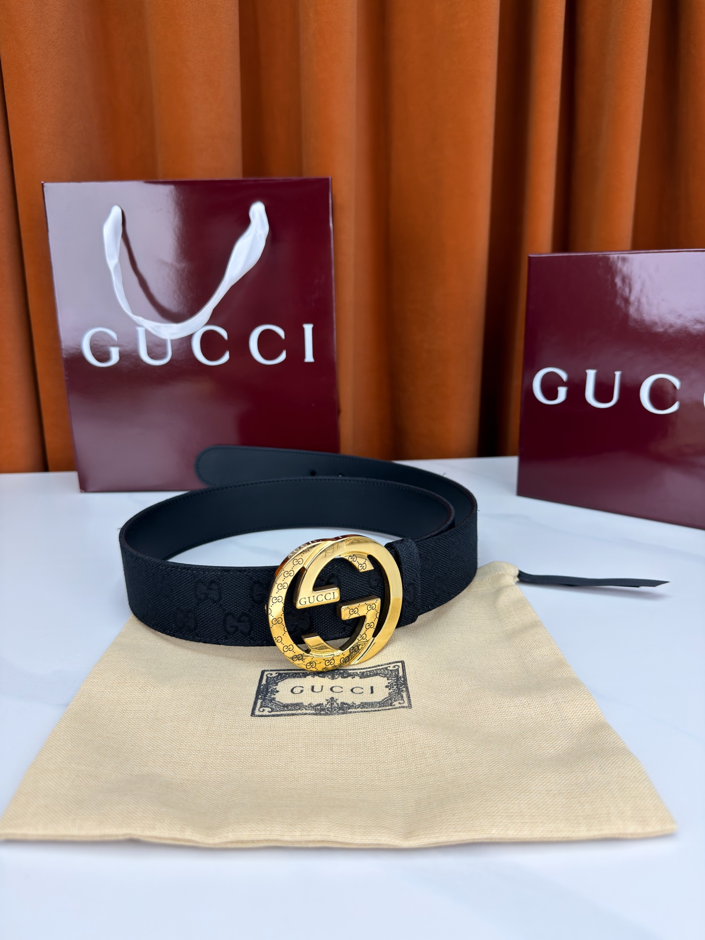 宽度3.8cm Gucci双G扣皮带点燃街头气场。3.8cm利落宽度，帆布与皮革双面切换，硬核与优雅自由